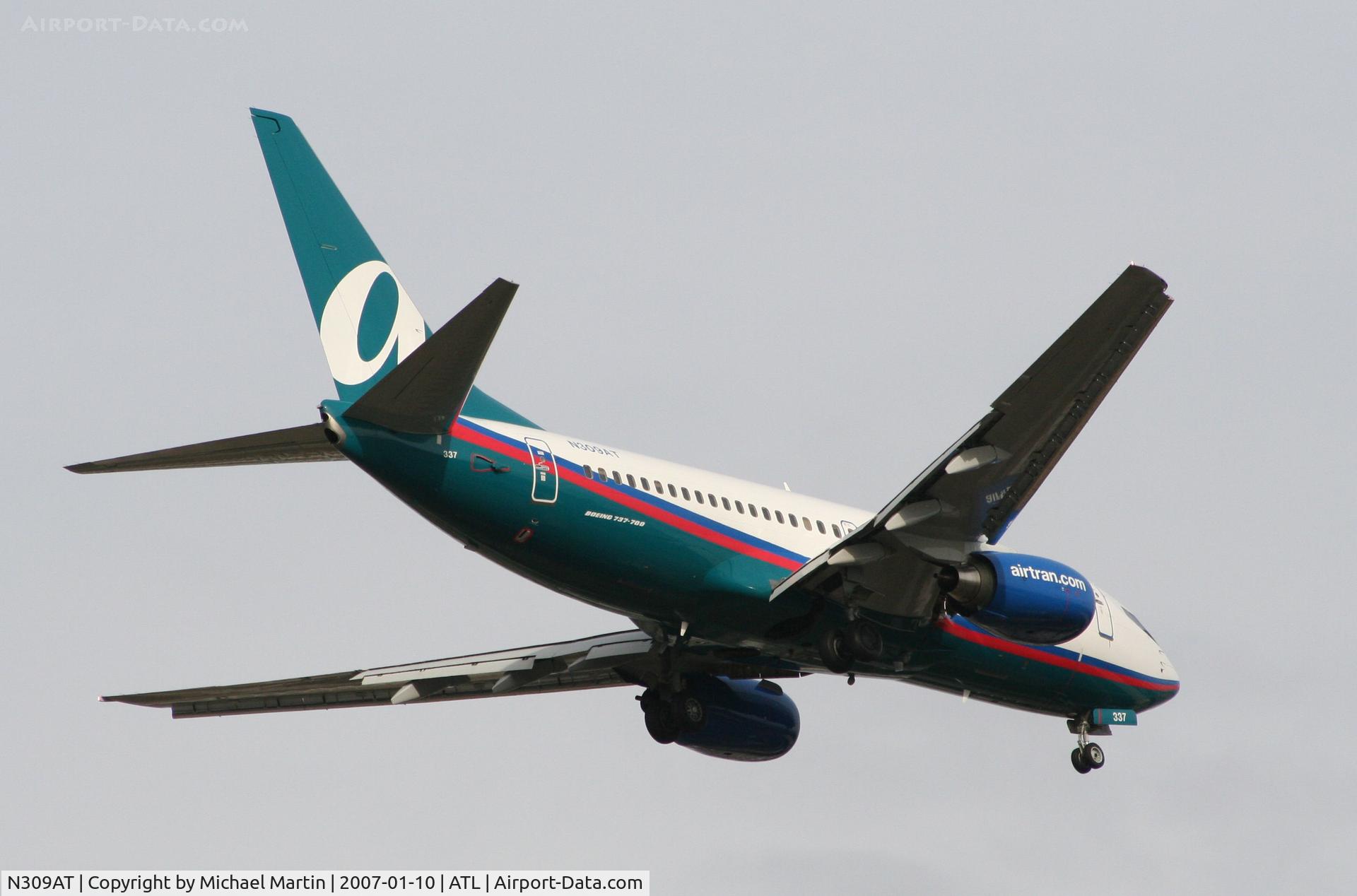 N309AT, 2006 Boeing 737-7BD C/N 33929, Over the numbers of 9R