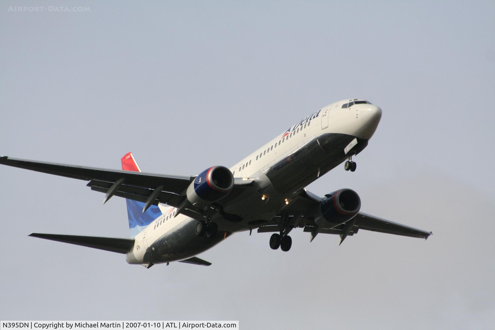 N395DN, 2000 Boeing 737-832 C/N 30773, On final for Runway 9R