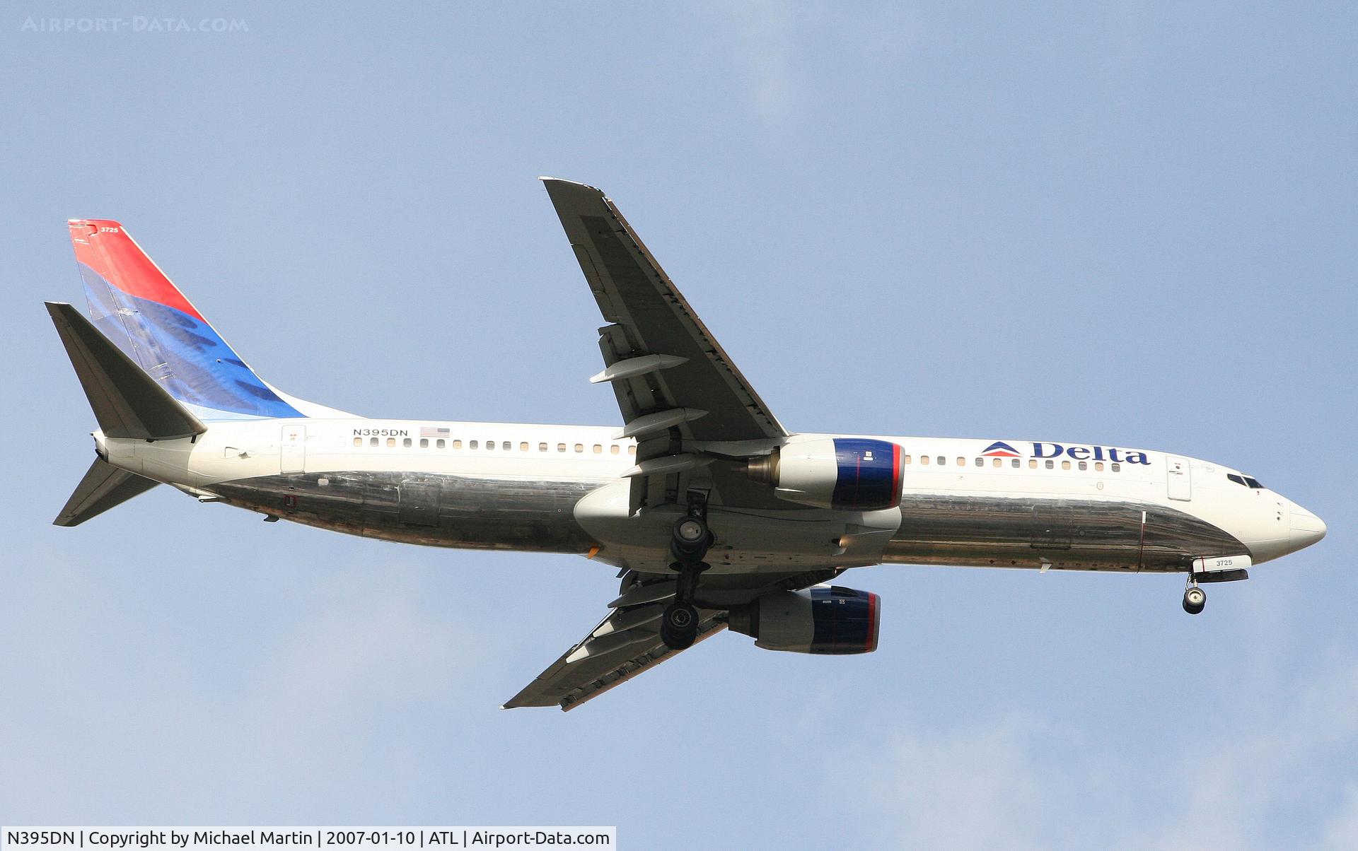 N395DN, 2000 Boeing 737-832 C/N 30773, On final for Runway 9R