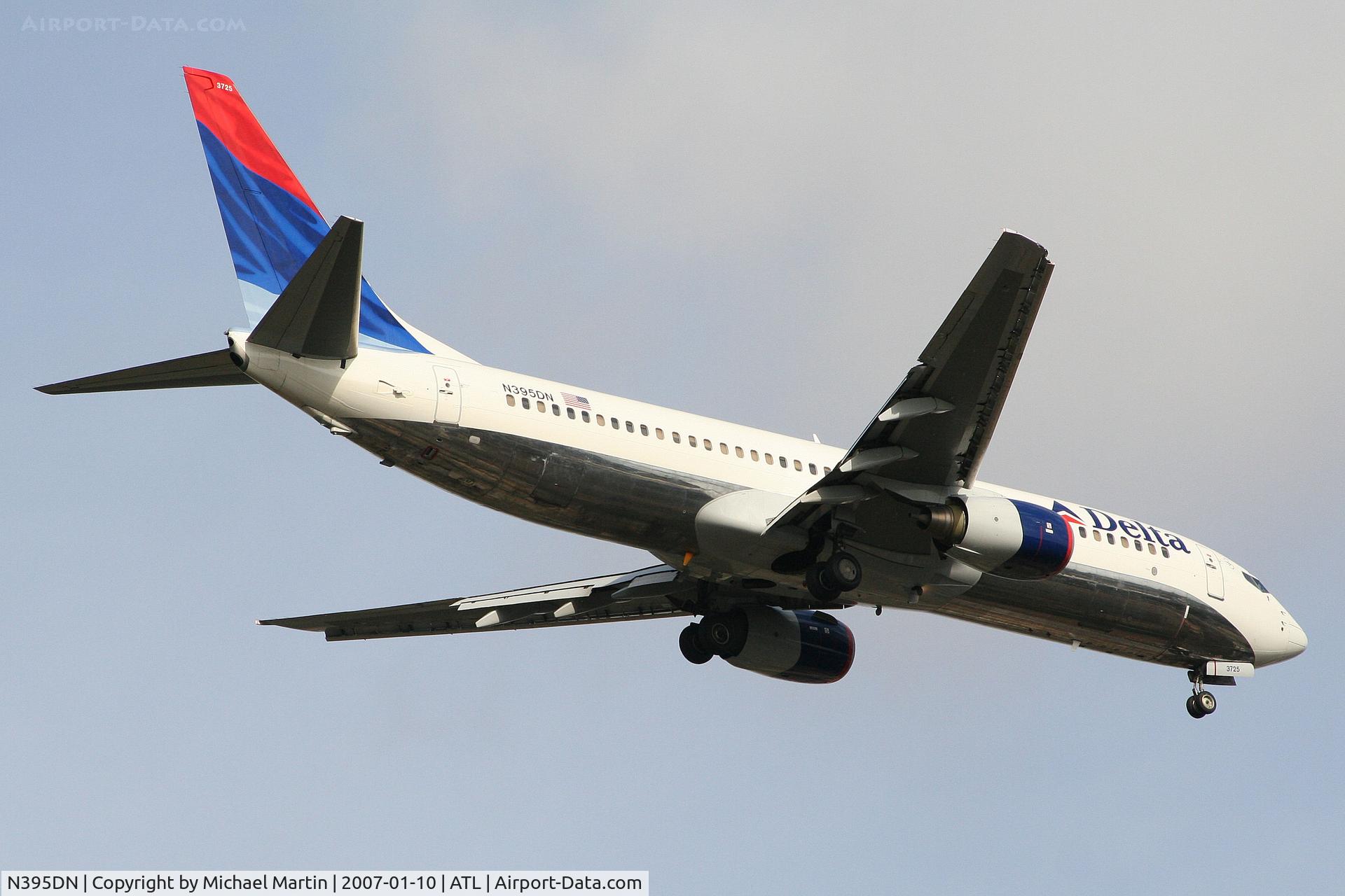 N395DN, 2000 Boeing 737-832 C/N 30773, Over the numbers of 9R
