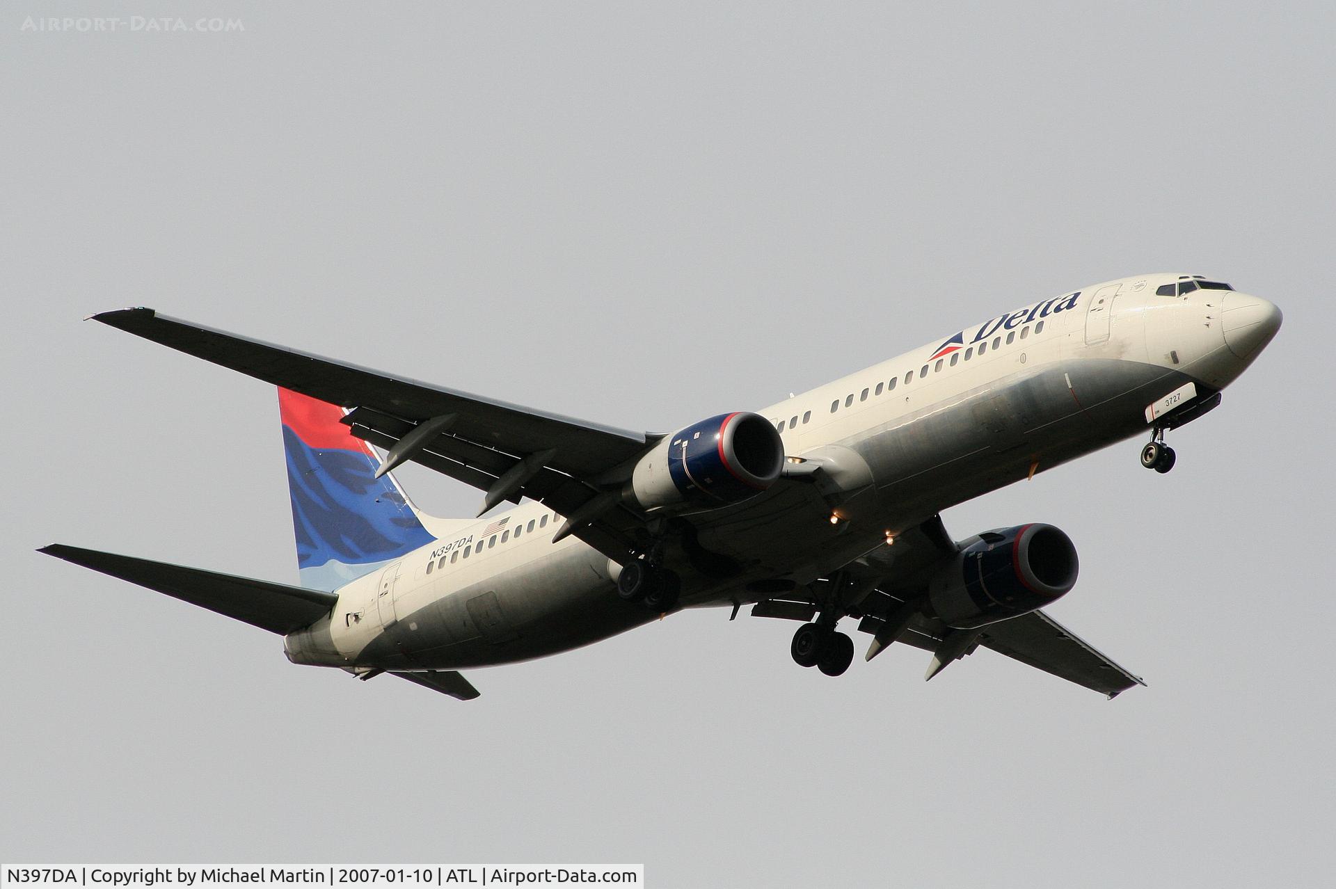 N397DA, 2000 Boeing 737-832 C/N 30537, On final for Runway 9R
