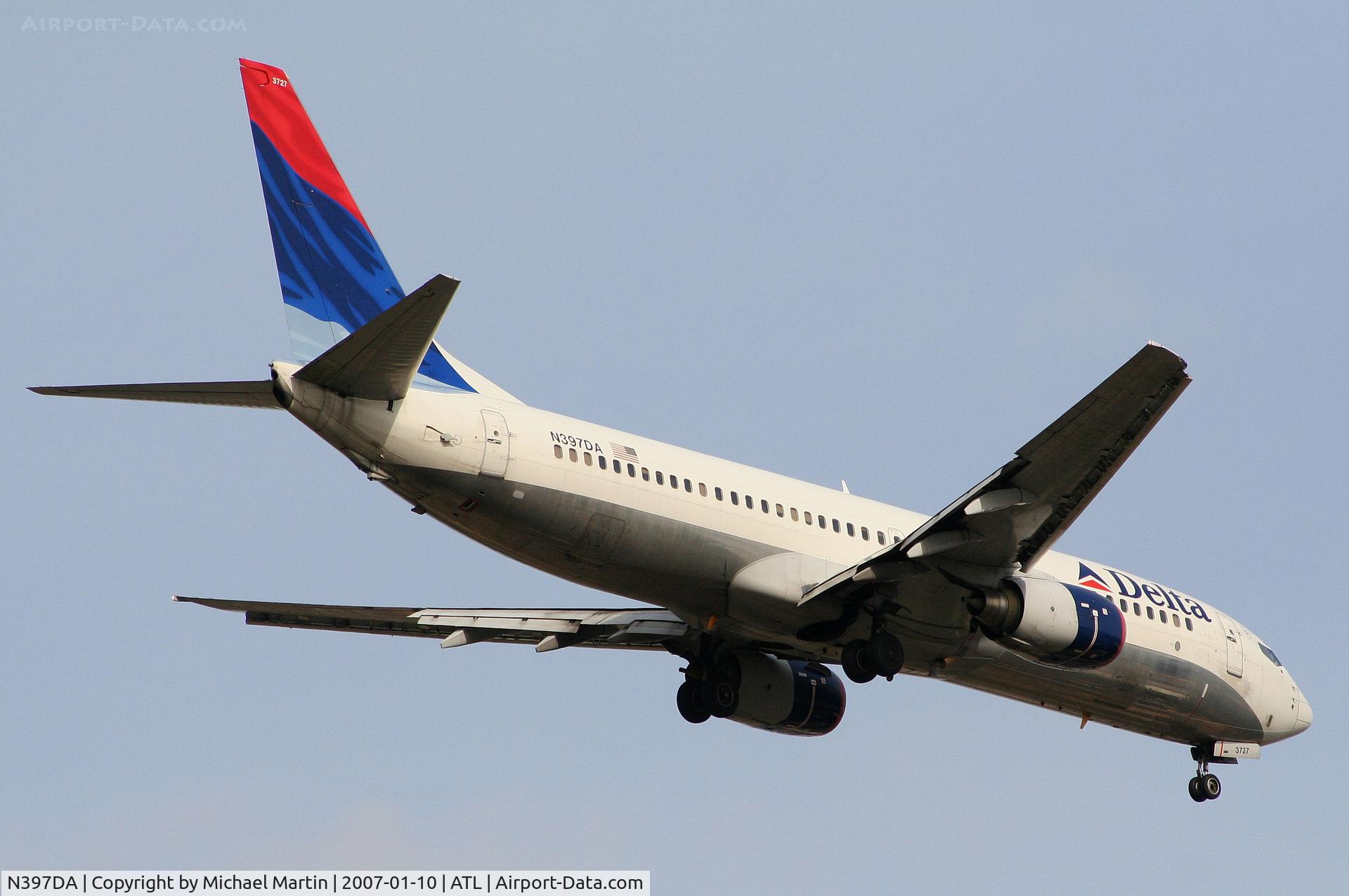 N397DA, 2000 Boeing 737-832 C/N 30537, Over the numbers of 9R