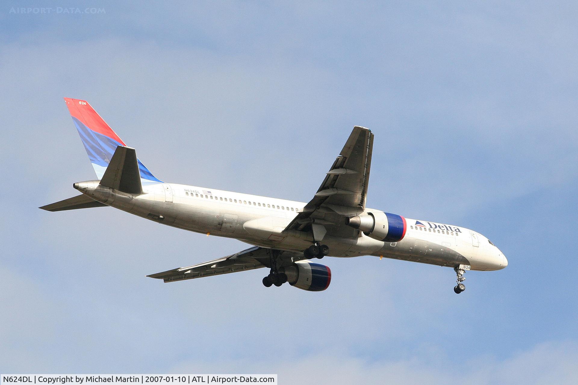 N624DL, 1987 Boeing 757-232 C/N 22914, Over the numbers of 9R