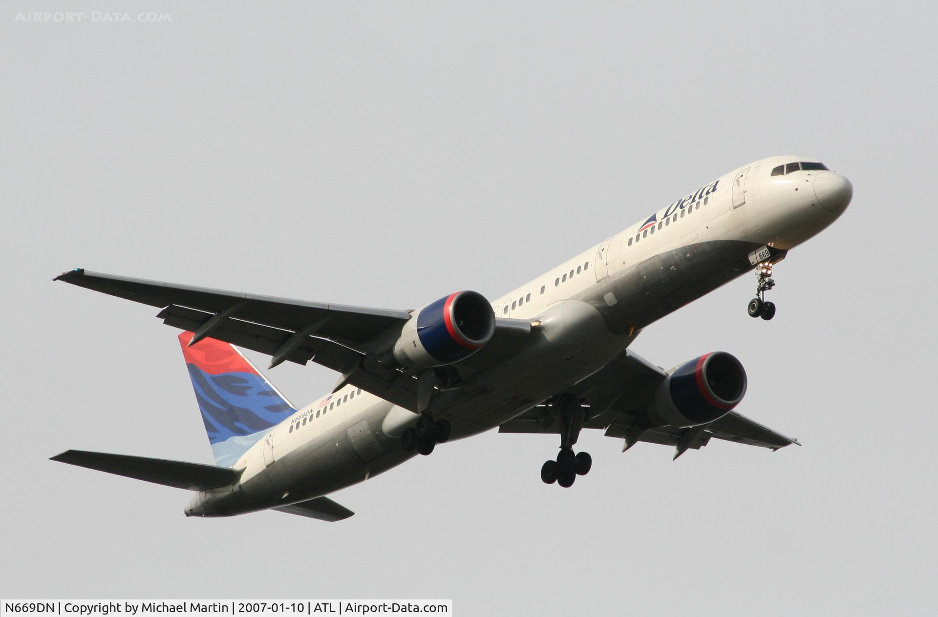N669DN, 1991 Boeing 757-232 C/N 25142, On final for Runway 9R