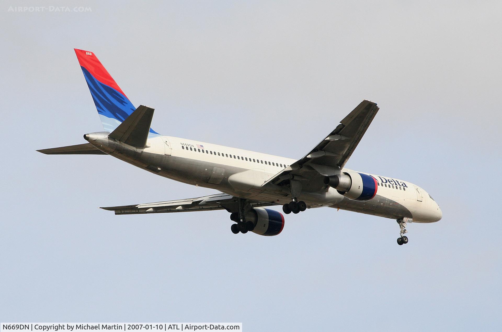 N669DN, 1991 Boeing 757-232 C/N 25142, Over the numbers of 9R