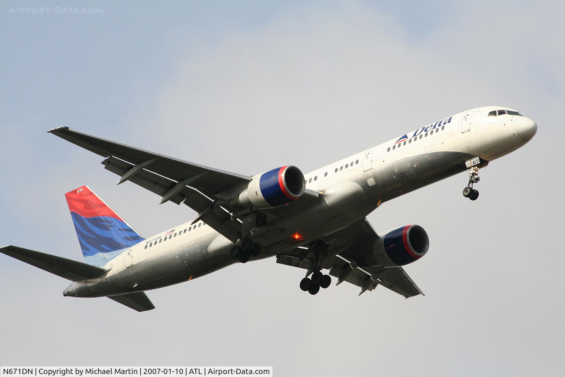 N671DN, 1992 Boeing 757-232 C/N 25332, On final for Runway 9R