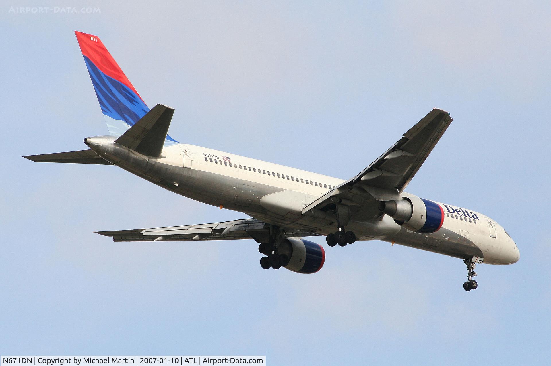N671DN, 1992 Boeing 757-232 C/N 25332, Over the numbers of 9R