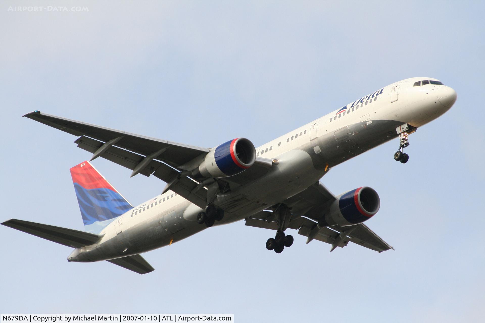 N679DA, 1992 Boeing 757-232 C/N 26955, On final for Runway 9R