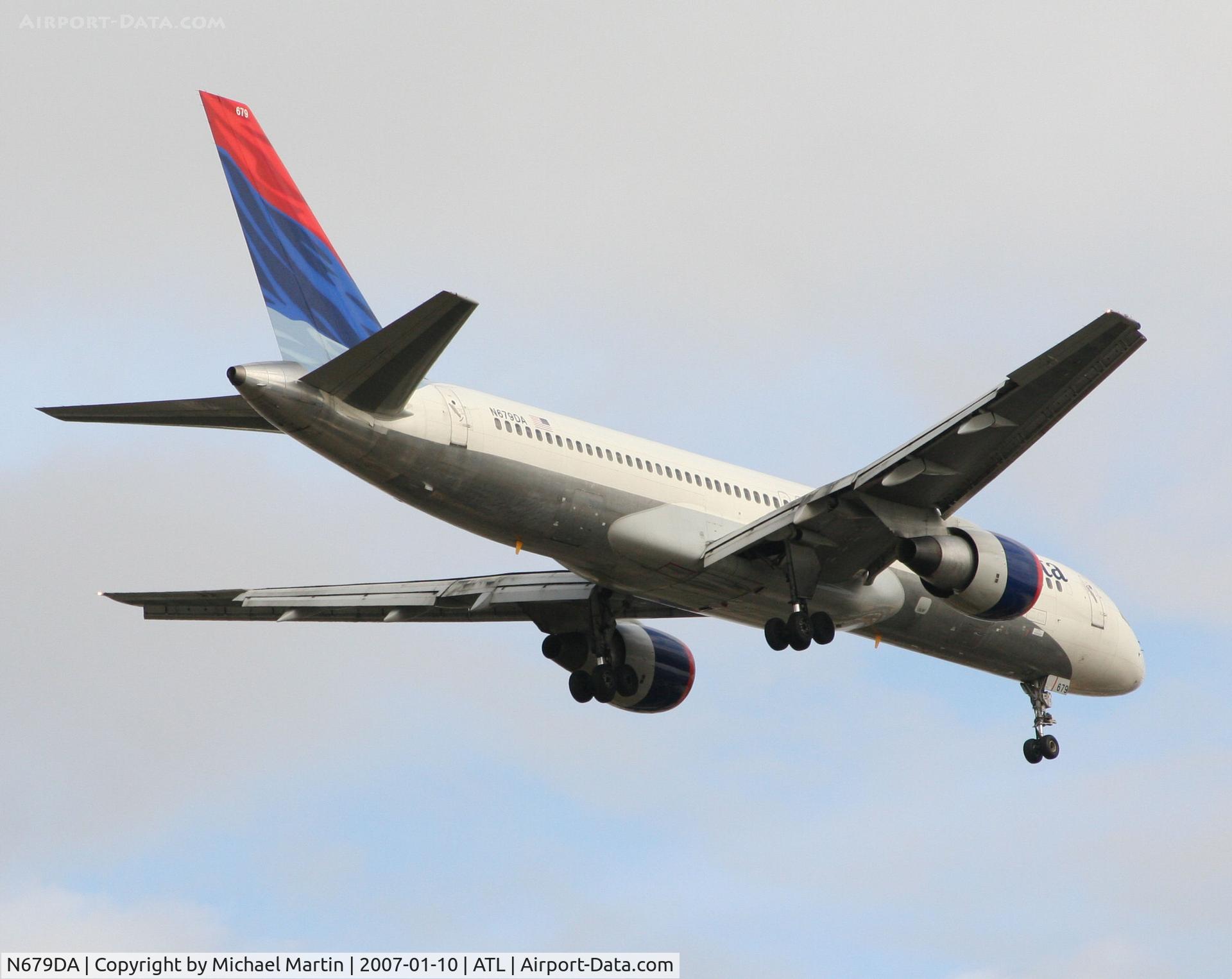 N679DA, 1992 Boeing 757-232 C/N 26955, Over the numbers of 9R