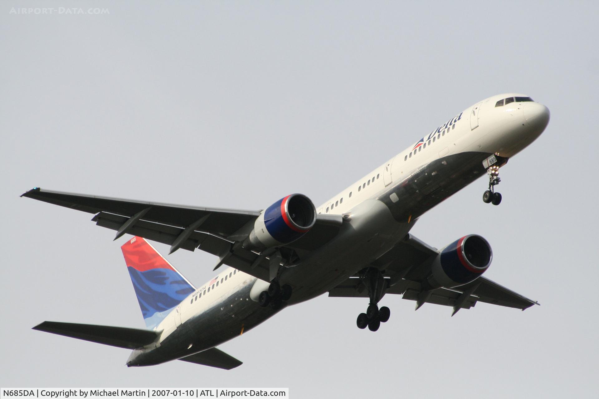 N685DA, 1995 Boeing 757-232 C/N 27588, On final for Runway 9R