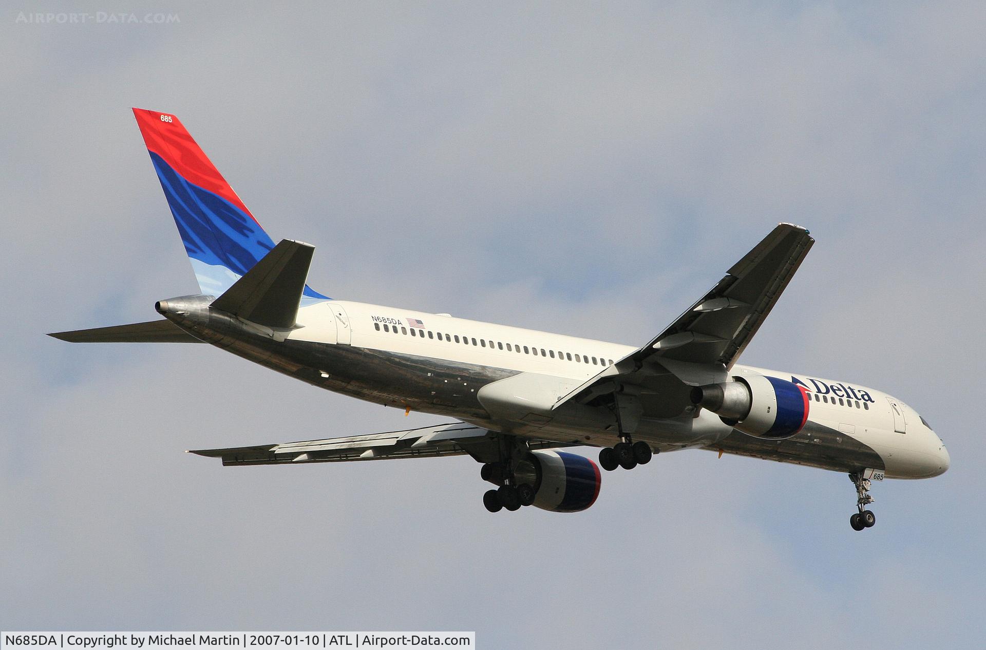 N685DA, 1995 Boeing 757-232 C/N 27588, Over the numbers of 9R