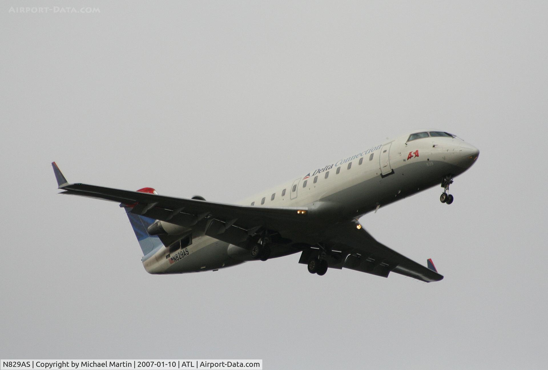 N829AS, 1998 Canadair CRJ-200ER (CL-600-2B19) C/N 7232, On final for Runway 9R