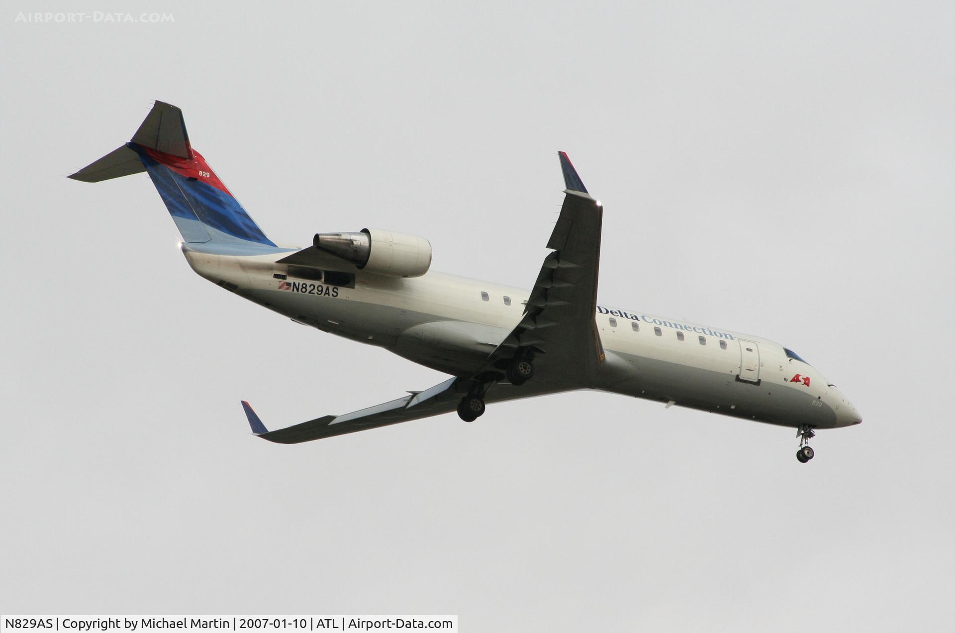 N829AS, 1998 Canadair CRJ-200ER (CL-600-2B19) C/N 7232, Over the numbers of 9R