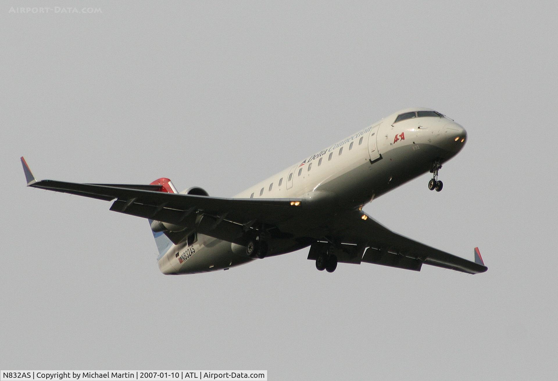 N832AS, 1998 Canadair CRJ-200ER (CL-600-2B19) C/N 7243, On final for Runway 9R