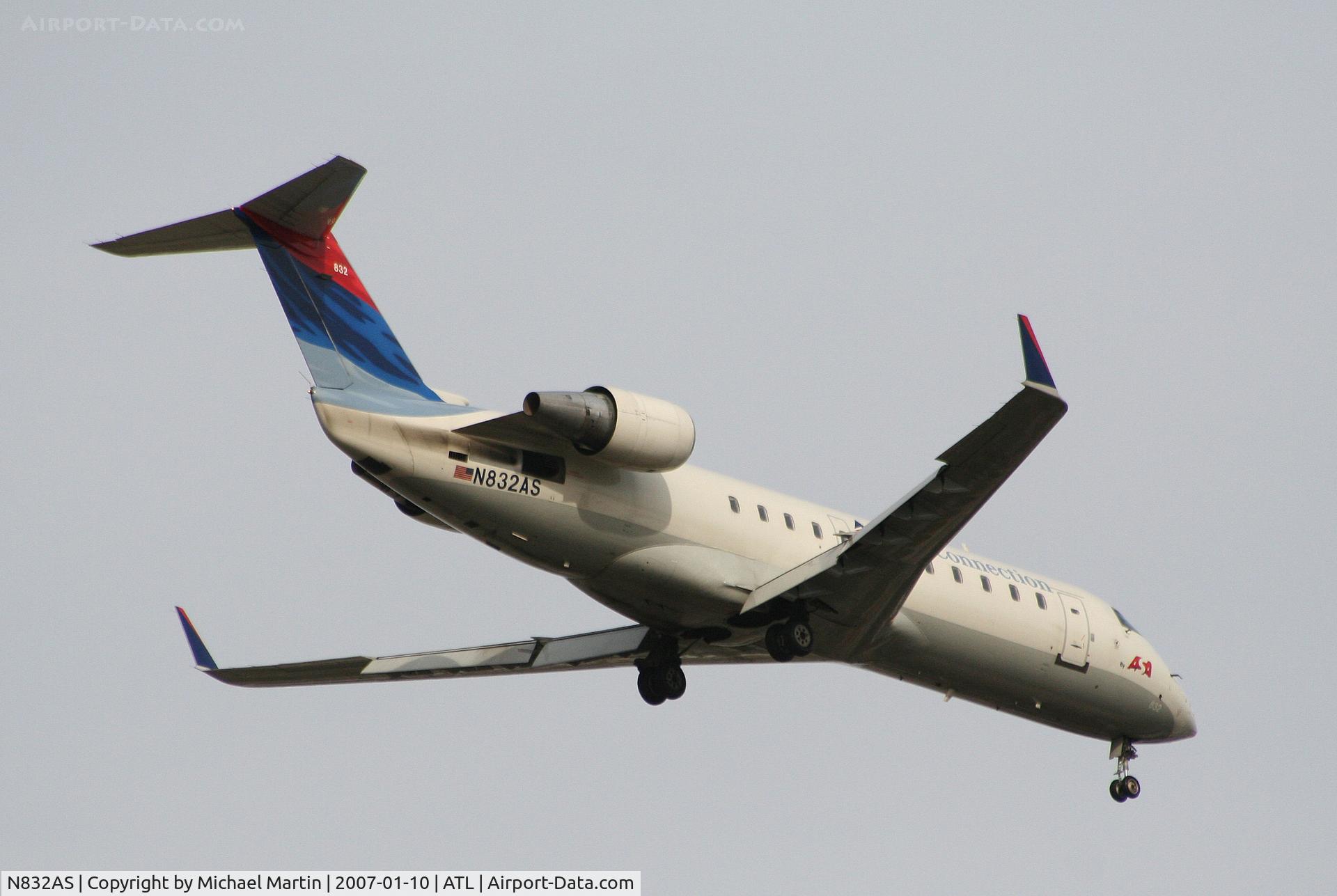 N832AS, 1998 Canadair CRJ-200ER (CL-600-2B19) C/N 7243, Over the numbers of 9R