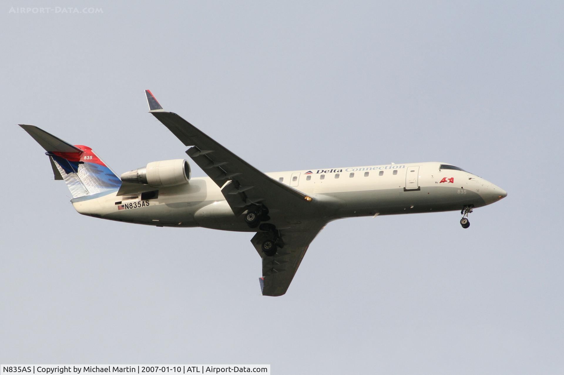 N835AS, 1998 Bombardier CRJ-200ER (CL-600-2B19) C/N 7258, On final for Runway 9R