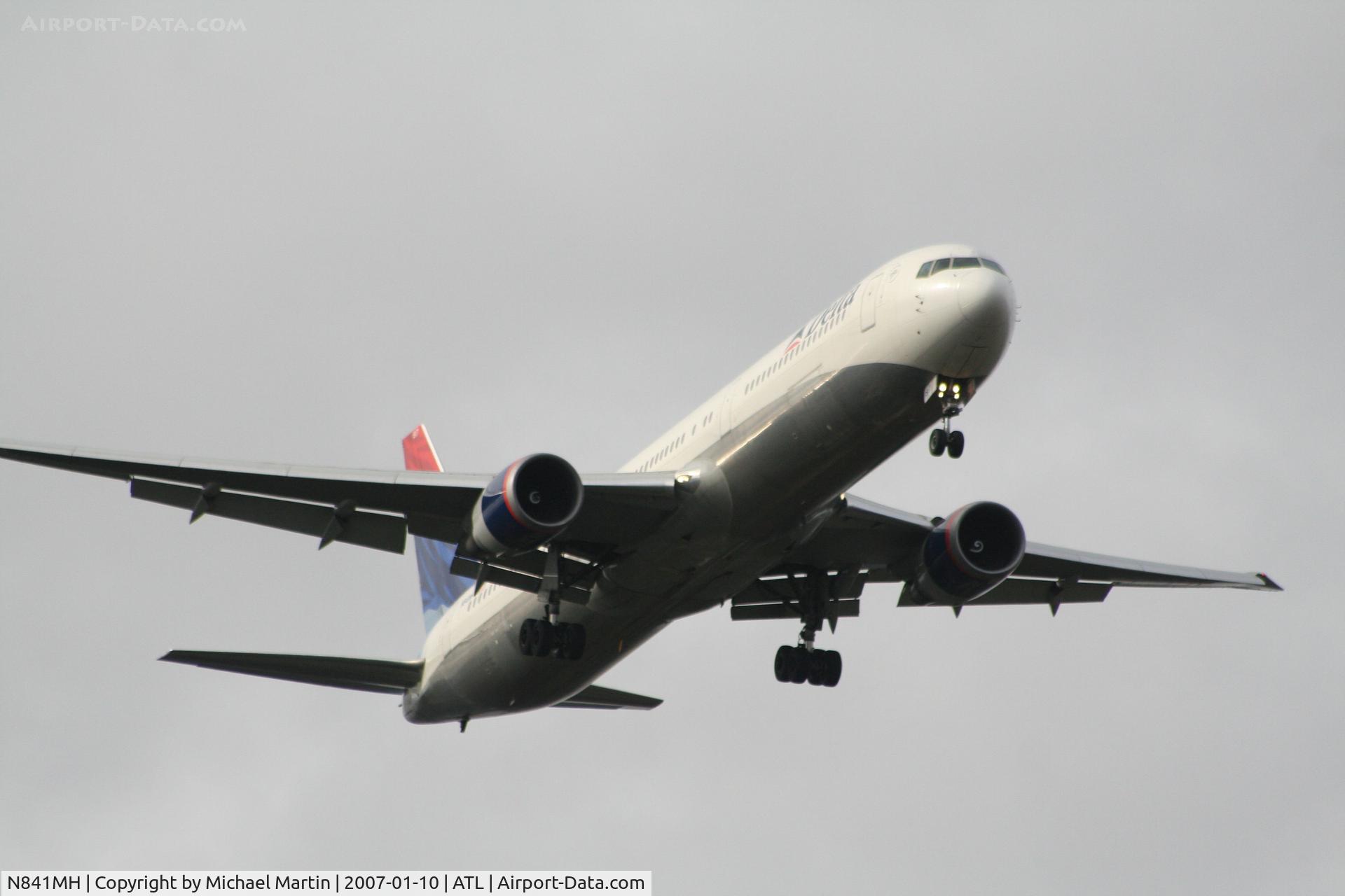 N841MH, 2001 Boeing 767-432/ER C/N 29714, On final for Runway 9R