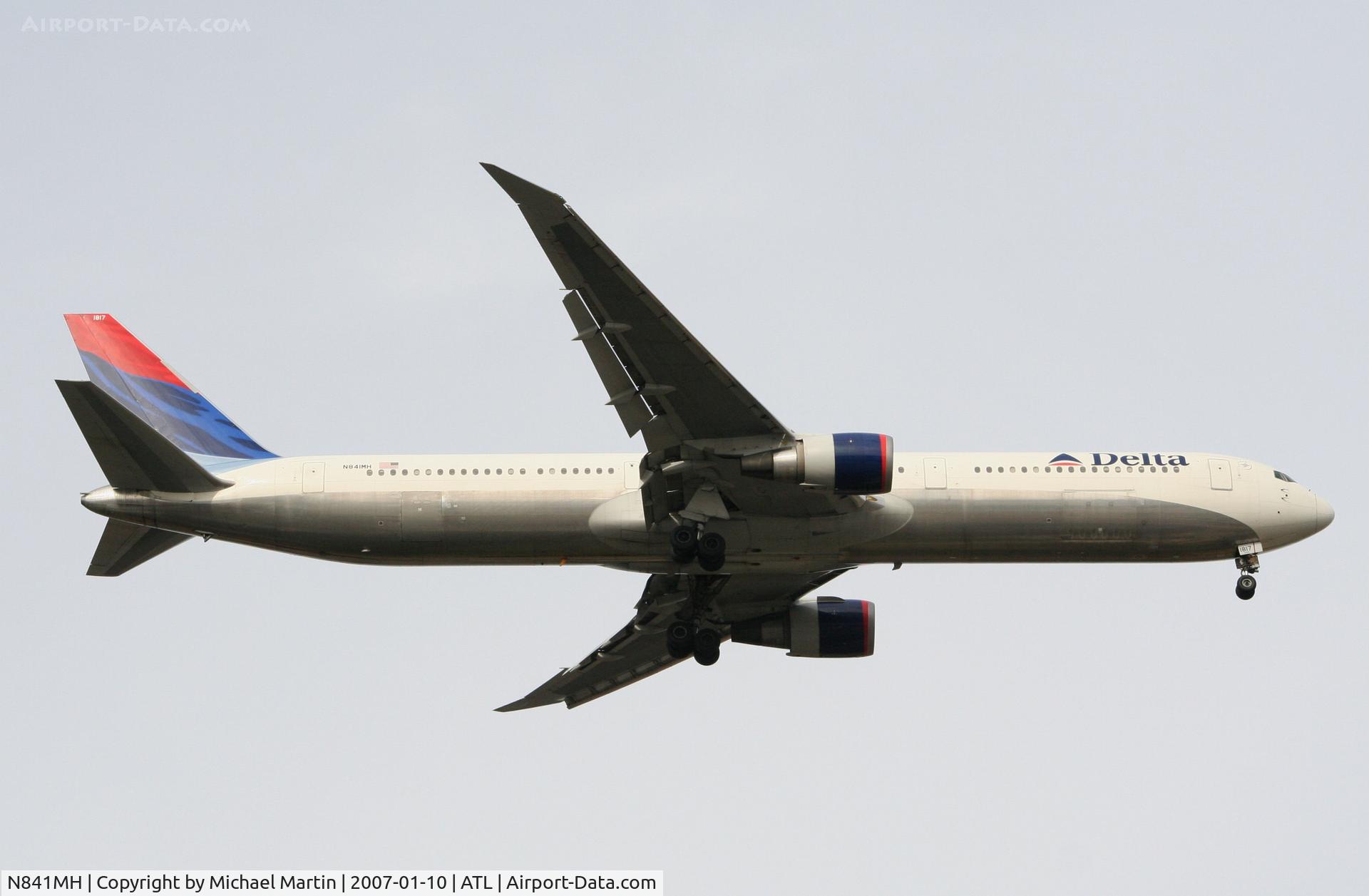N841MH, 2001 Boeing 767-432/ER C/N 29714, On final for Runway 9R