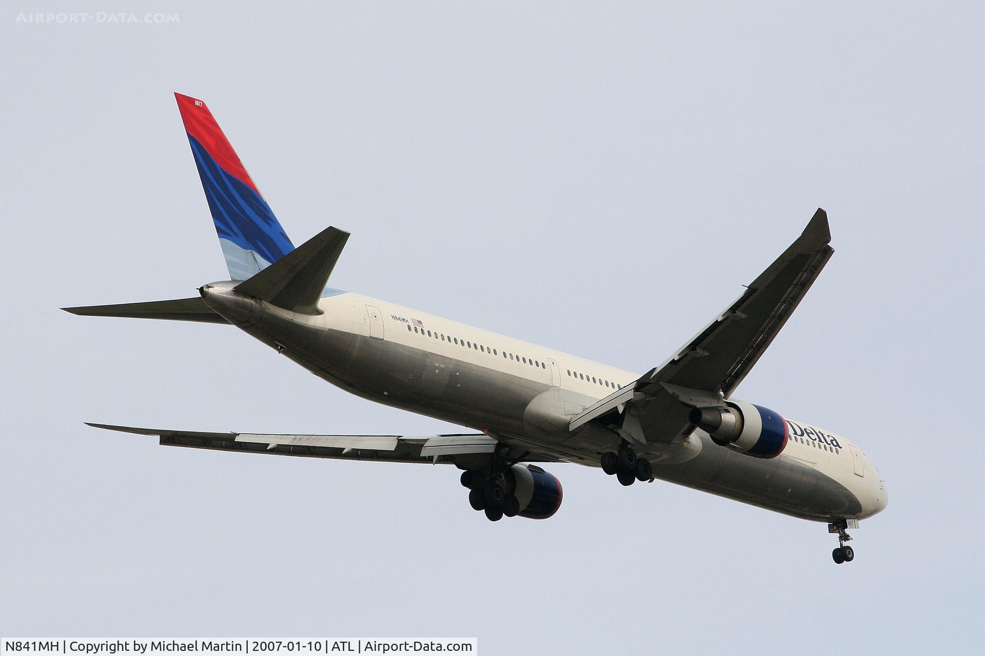 N841MH, 2001 Boeing 767-432/ER C/N 29714, Over the numbers of 9R