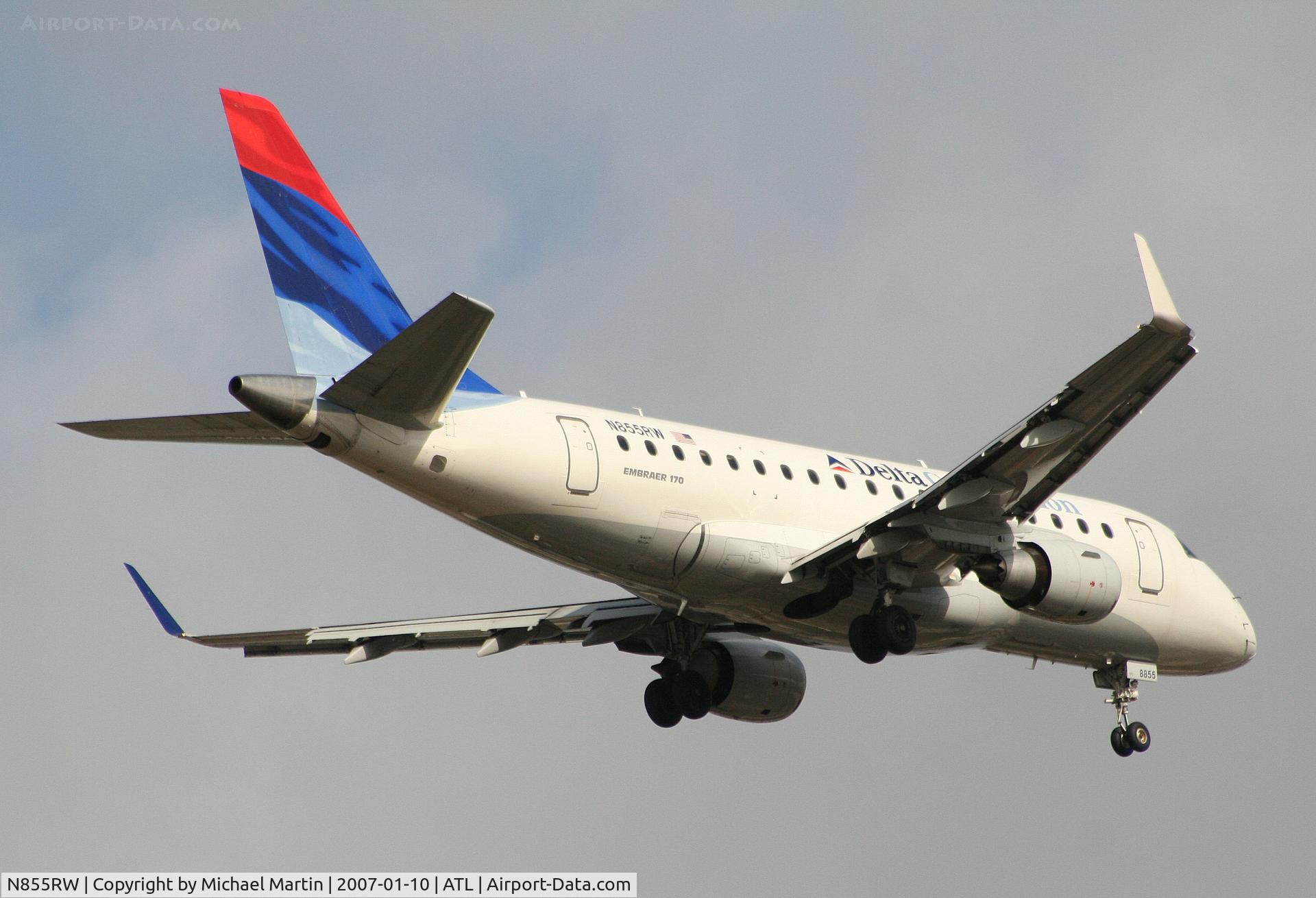 N855RW, 2005 Embraer 170SE (ERJ-170-100SE) C/N 17000077, Over the numbers of 9R