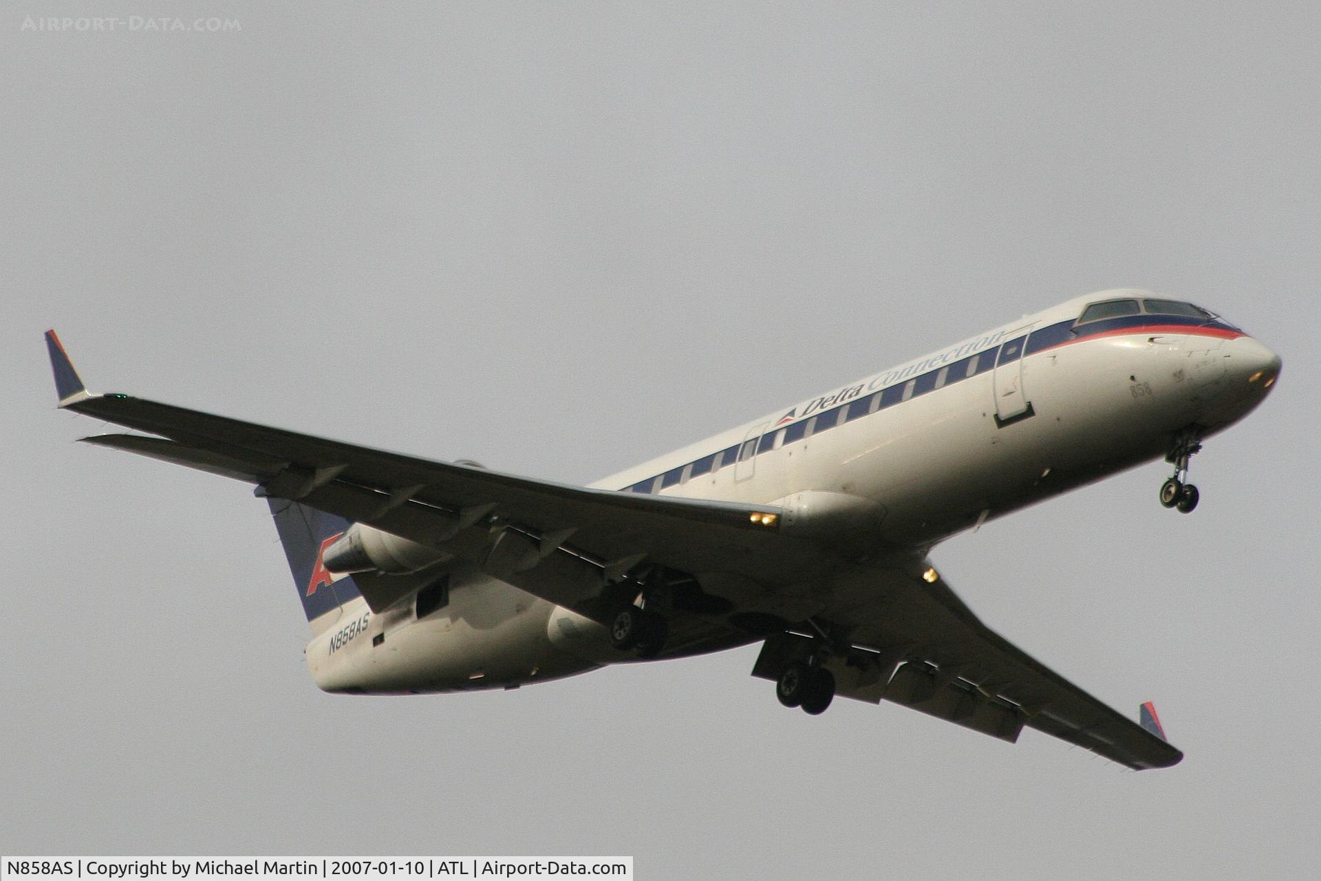 N858AS, 2000 Bombardier CRJ-200ER (CL-600-2B19) C/N 7417, On final for Runway 9R