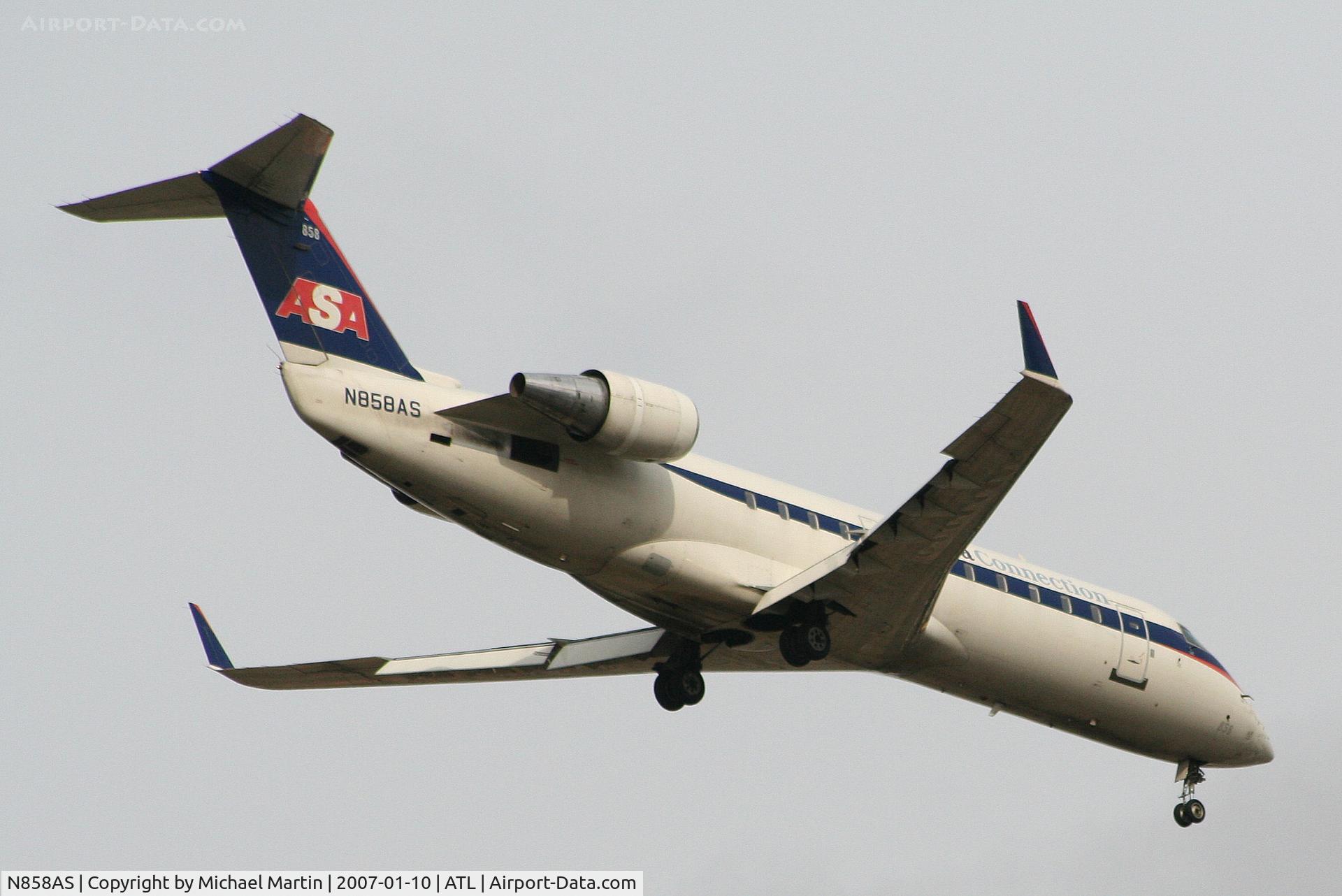 N858AS, 2000 Bombardier CRJ-200ER (CL-600-2B19) C/N 7417, Over the numbers of 9R