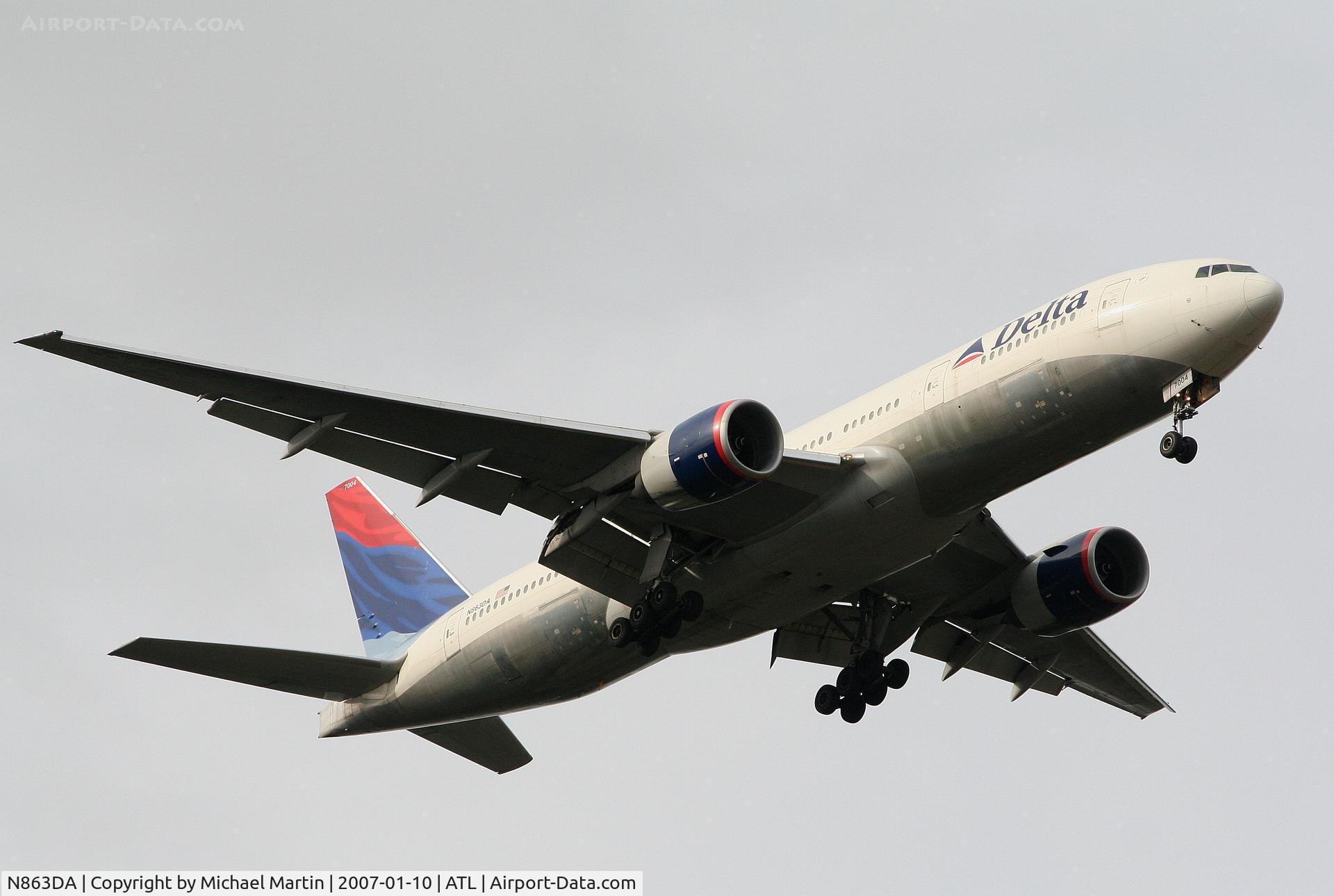 N863DA, 1999 Boeing 777-232 C/N 29735, On final for Runway 9R