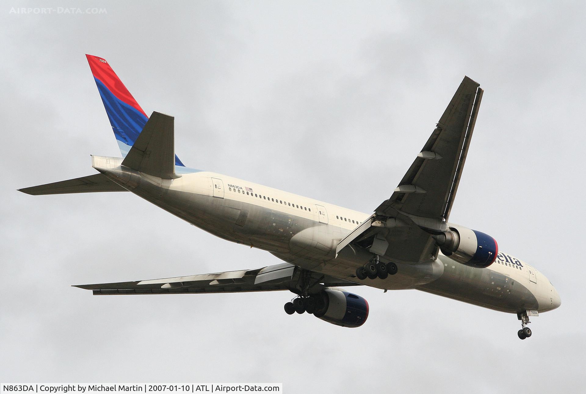 N863DA, 1999 Boeing 777-232 C/N 29735, Over the numbers of 9R
