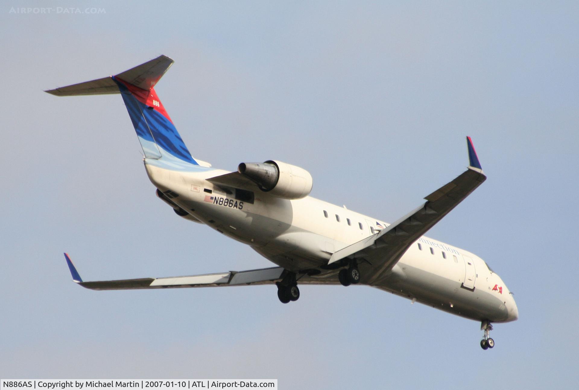 N886AS, 2001 Bombardier CRJ-200ER (CL-600-2B19) C/N 7531, Over the numbers of 9R