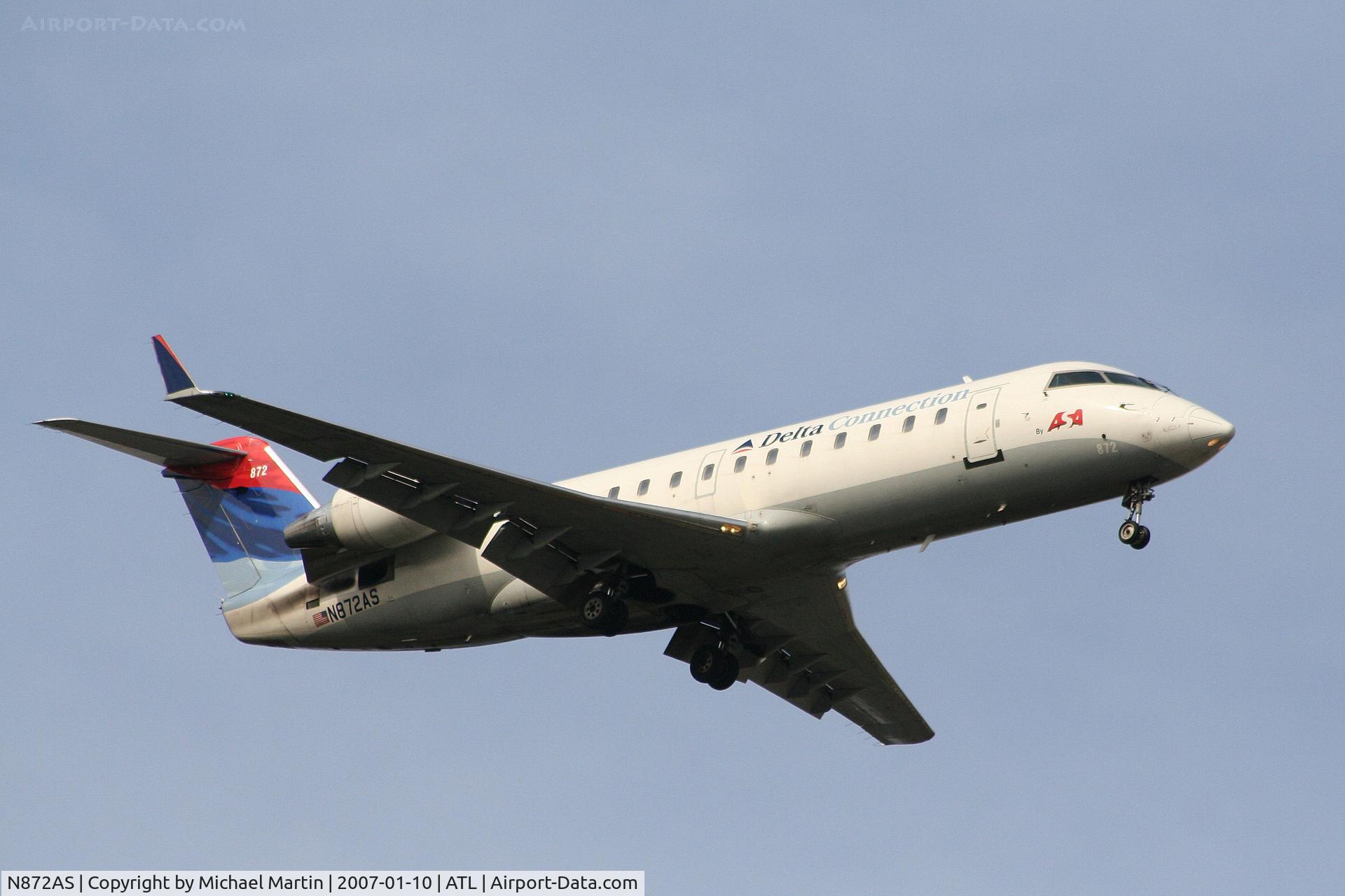 N872AS, 2001 Bombardier CRJ-200ER (CL-600-2B19) C/N 7542, On final for Runway 9R