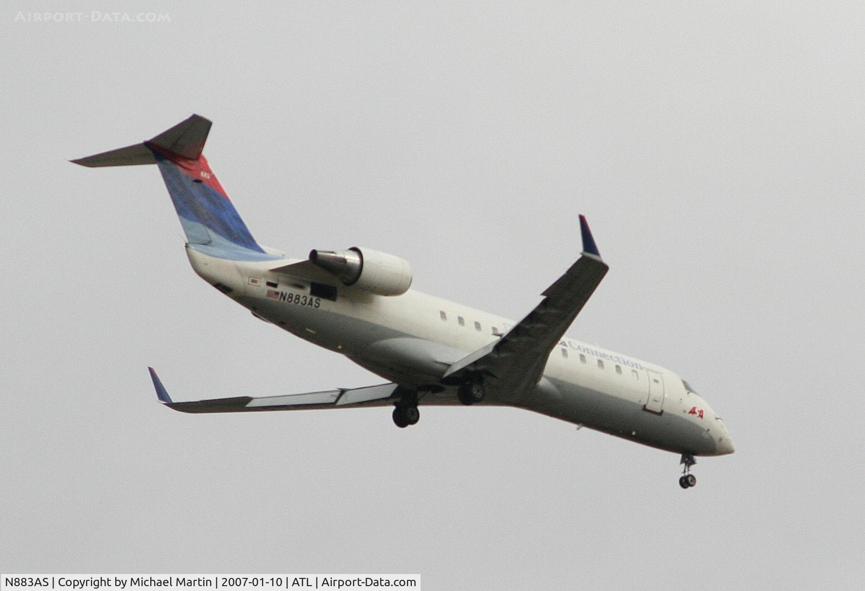 N883AS, 2001 Bombardier CRJ-200ER (CL-600-2B19) C/N 7504, Over the numbers of 9R