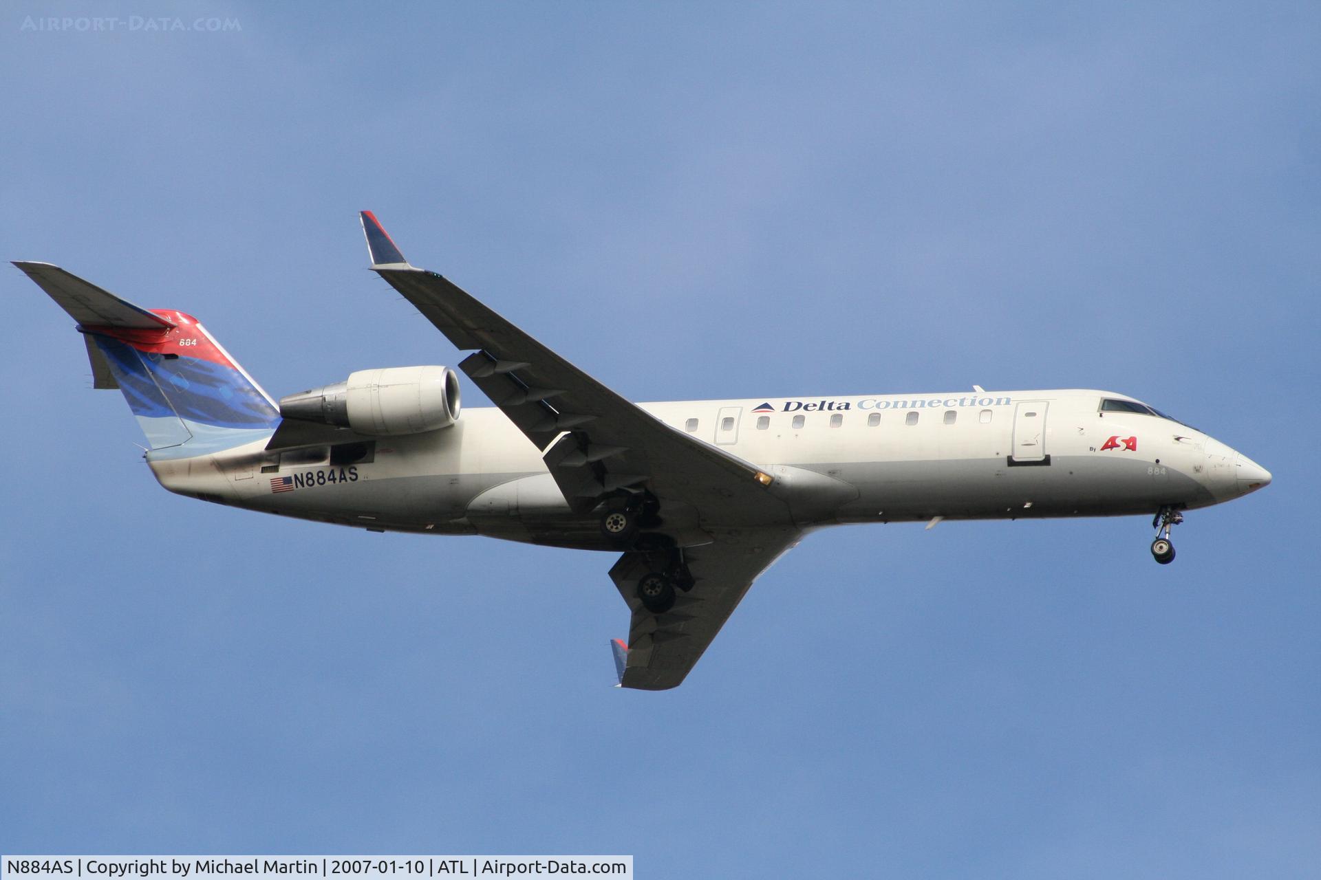 N884AS, 2001 Bombardier CRJ-200ER (CL-600-2B19) C/N 7513, On final for Runway 9R