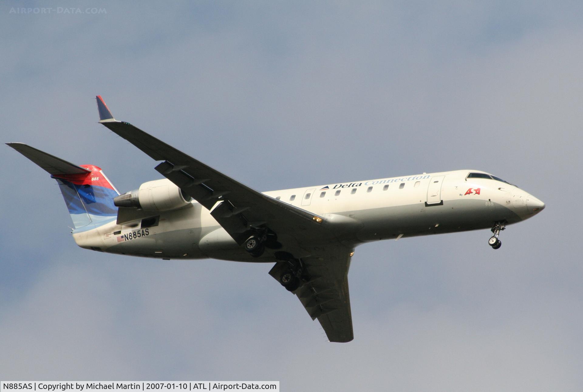 N885AS, 2001 Bombardier CRJ-200ER (CL-600-2B19) C/N 7521, On final for Runway 9R