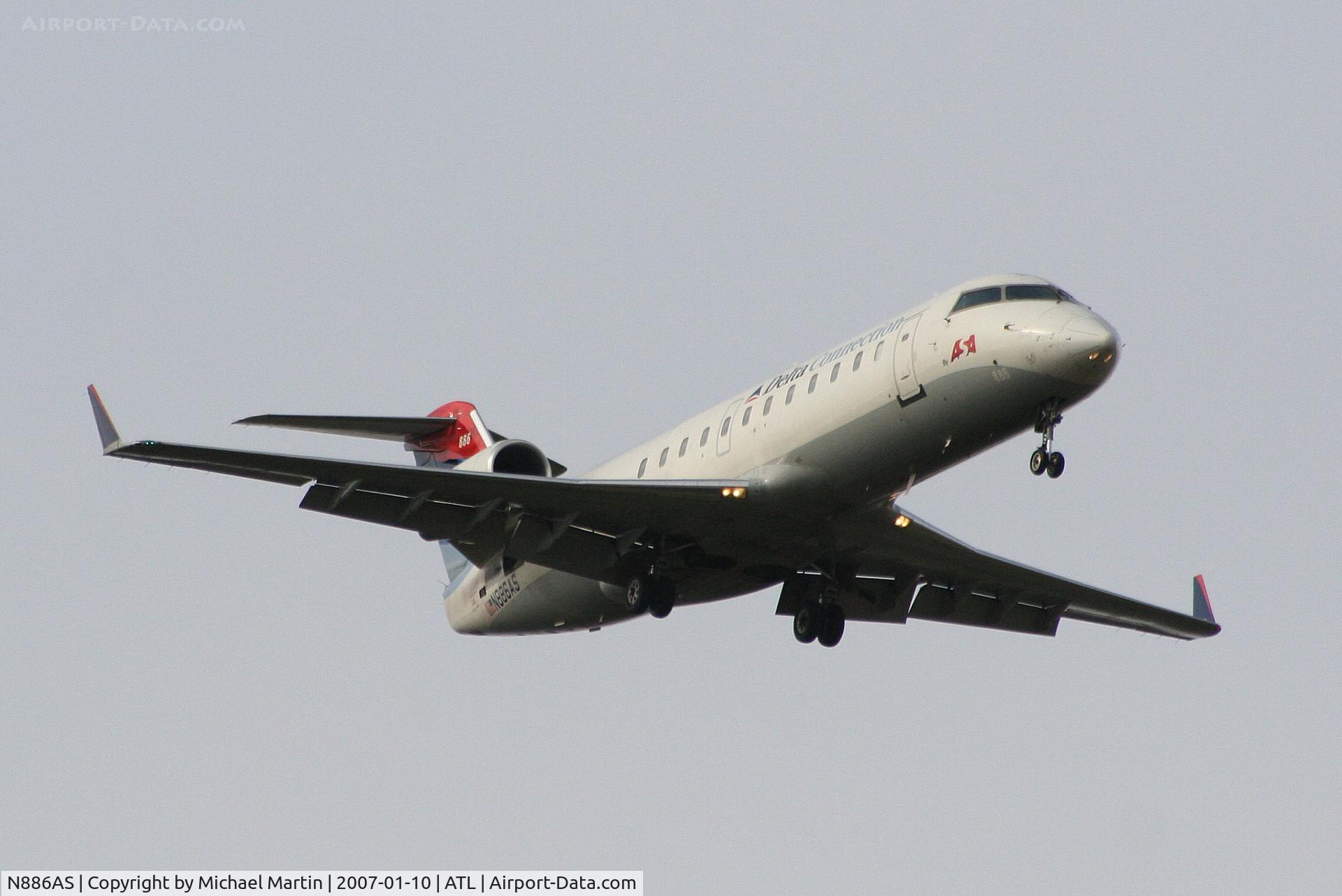 N886AS, 2001 Bombardier CRJ-200ER (CL-600-2B19) C/N 7531, On final for Runway 9R