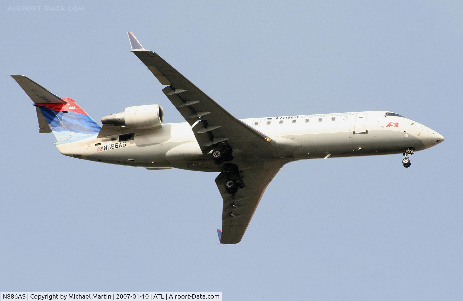 N886AS, 2001 Bombardier CRJ-200ER (CL-600-2B19) C/N 7531, On final for Runway 9R