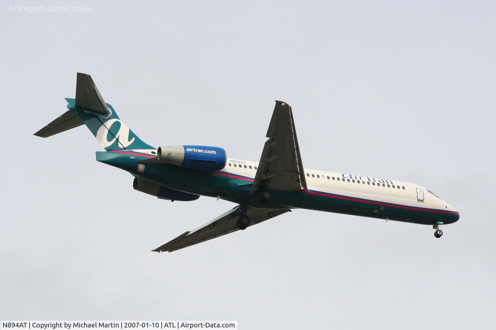N894AT, 2004 Boeing 717-200 C/N 55046, Over the numbers of 9R