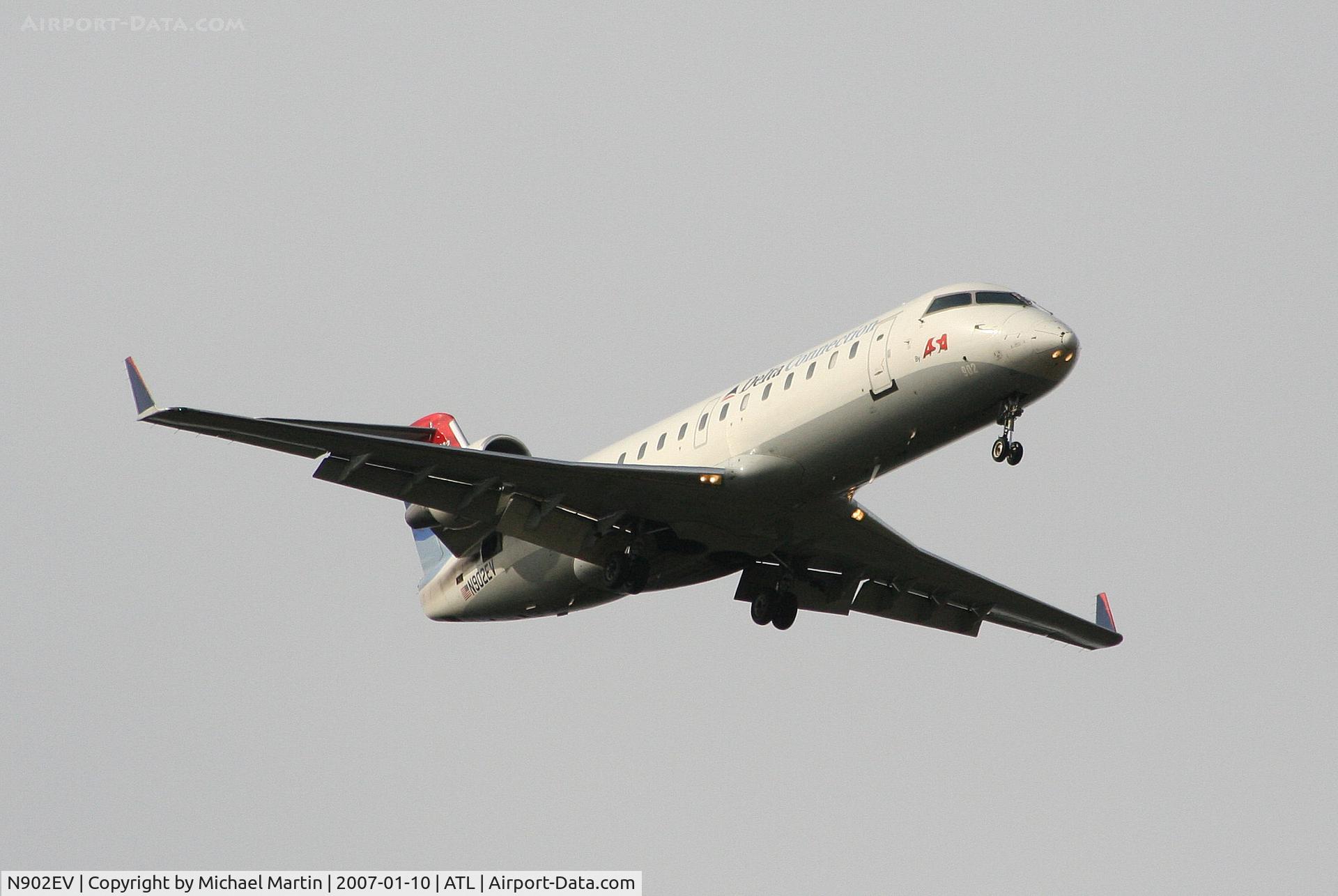 N902EV, 2002 Bombardier CRJ-200ER (CL-600-2B19) C/N 7620, On final for Runway 9R