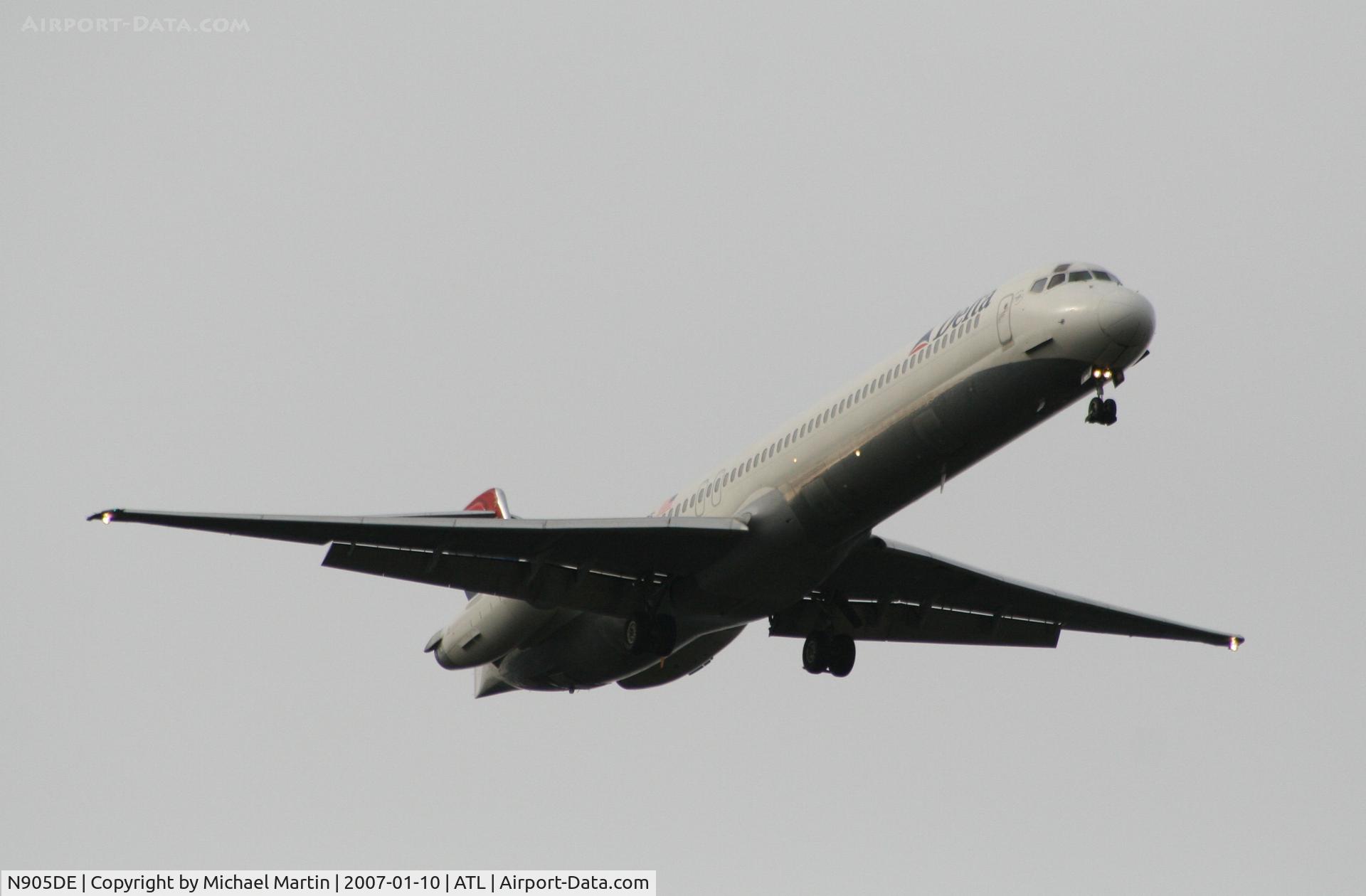 N905DE, 1992 McDonnell Douglas MD-88 C/N 53410, On final for Runway 9R