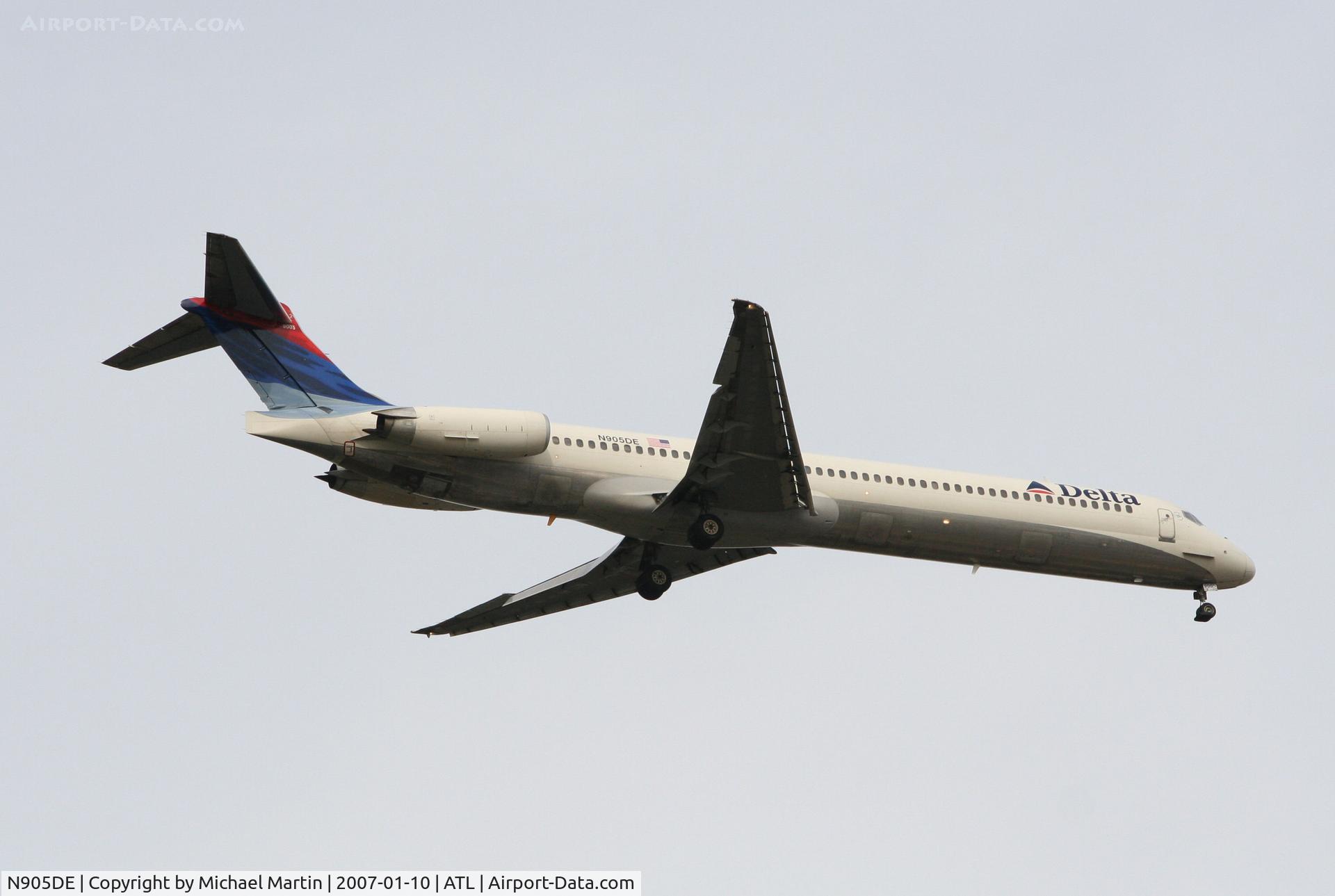 N905DE, 1992 McDonnell Douglas MD-88 C/N 53410, Over the numbers of 9R