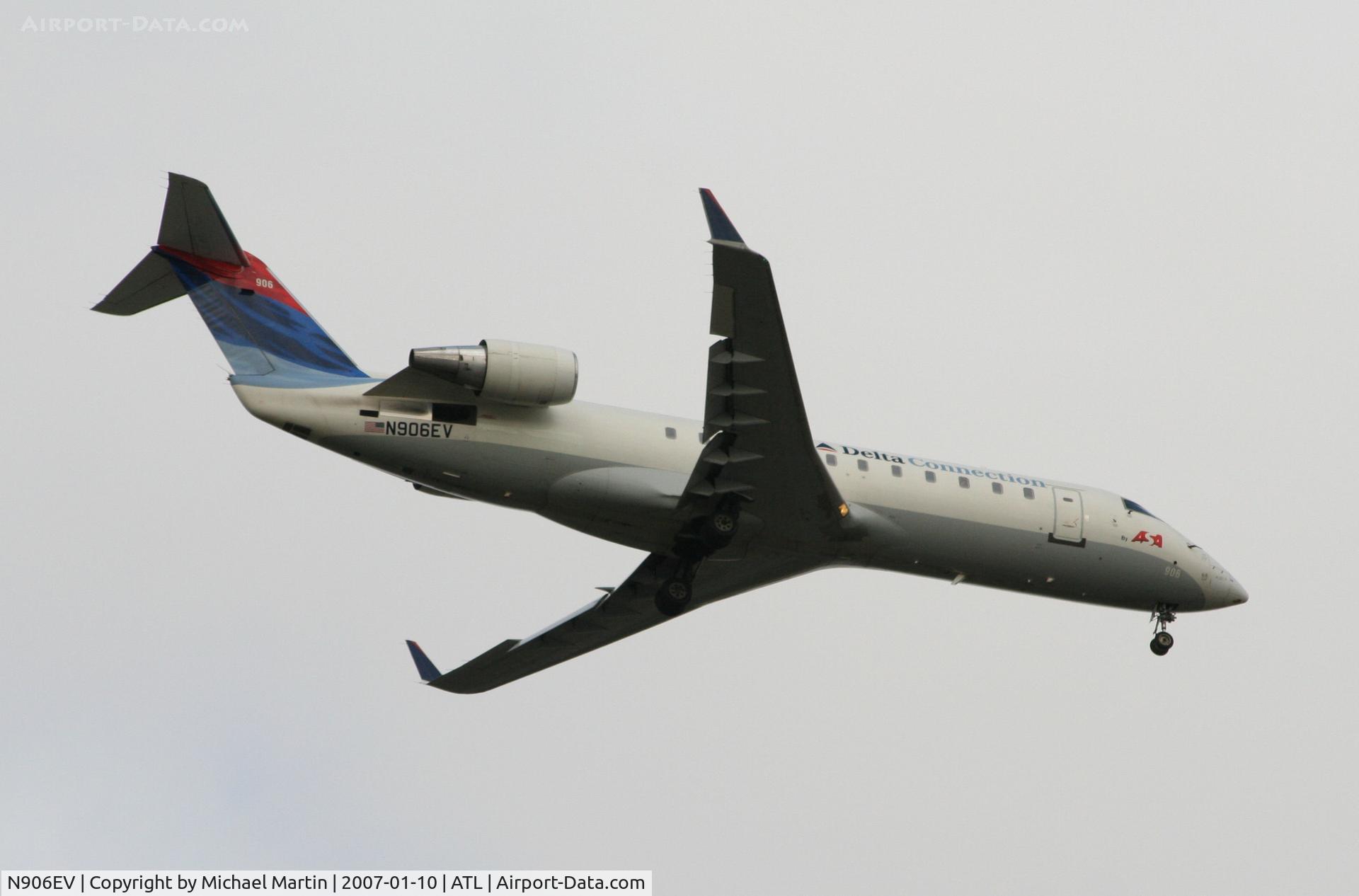 N906EV, 2002 Bombardier CRJ-200ER (CL-600-2B19) C/N 7642, Over the numbers of 9R