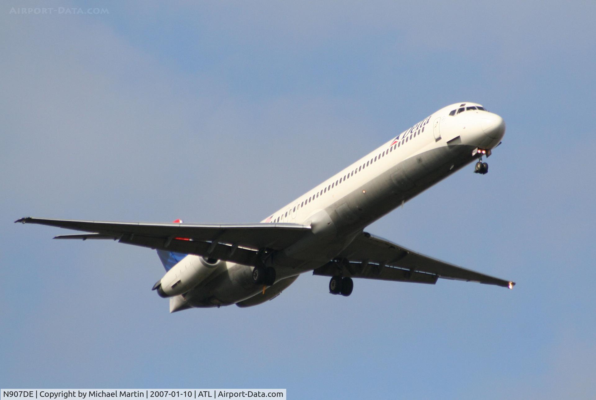 N907DE, 1992 McDonnell Douglas MD-88 C/N 53416, On final for Runway 9R