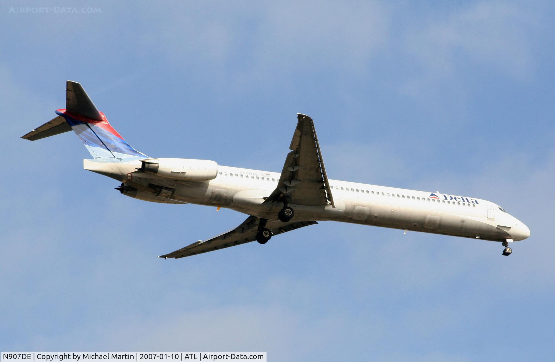 N907DE, 1992 McDonnell Douglas MD-88 C/N 53416, Over the numbers of 9R