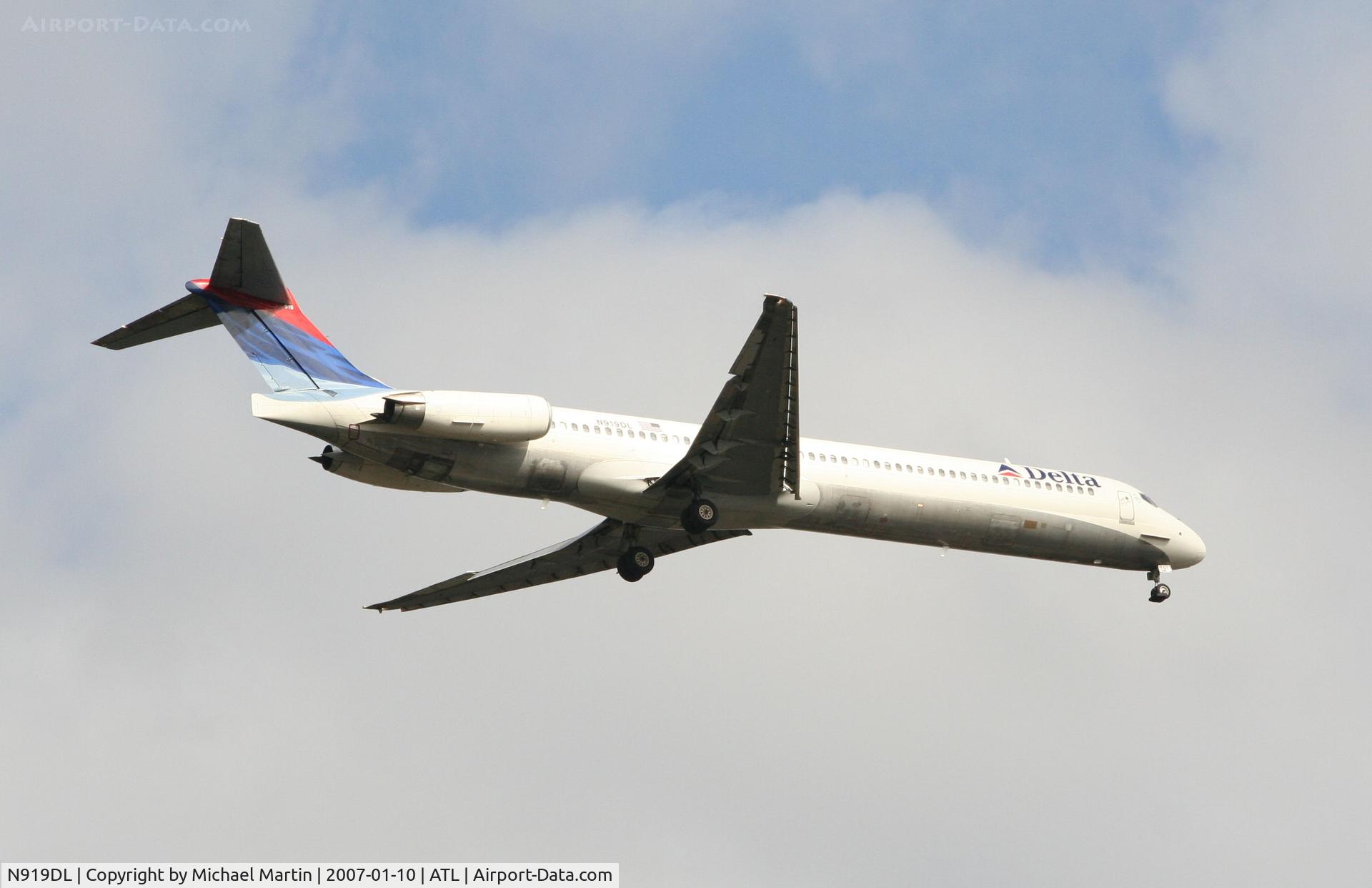 N919DL, 1988 McDonnell Douglas MD-88 C/N 49584, Over the numbers of 9R