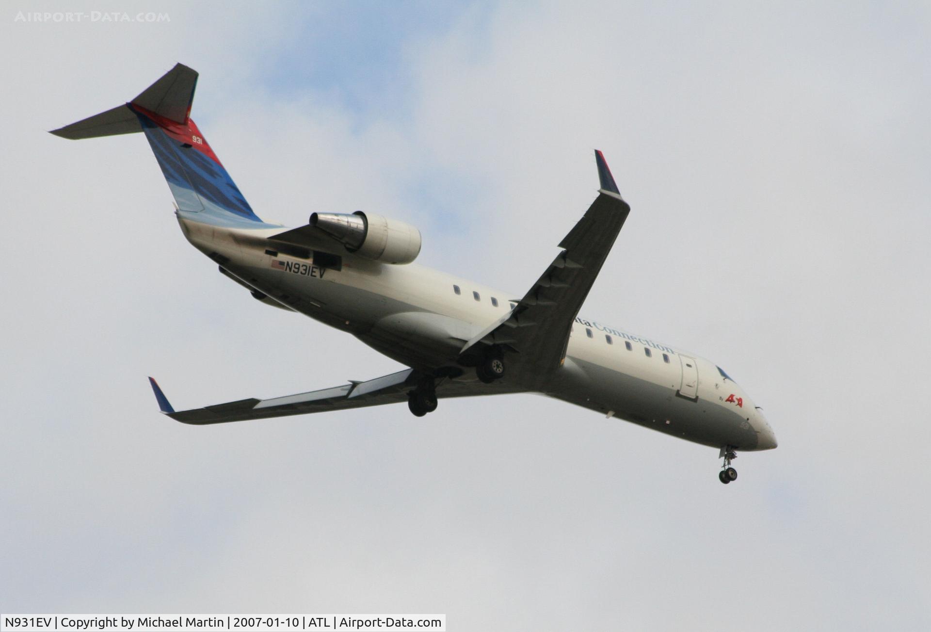 N931EV, 2005 Bombardier CRJ-200ER (CL-600-2B19) C/N 8015, Over the numbers of 9R