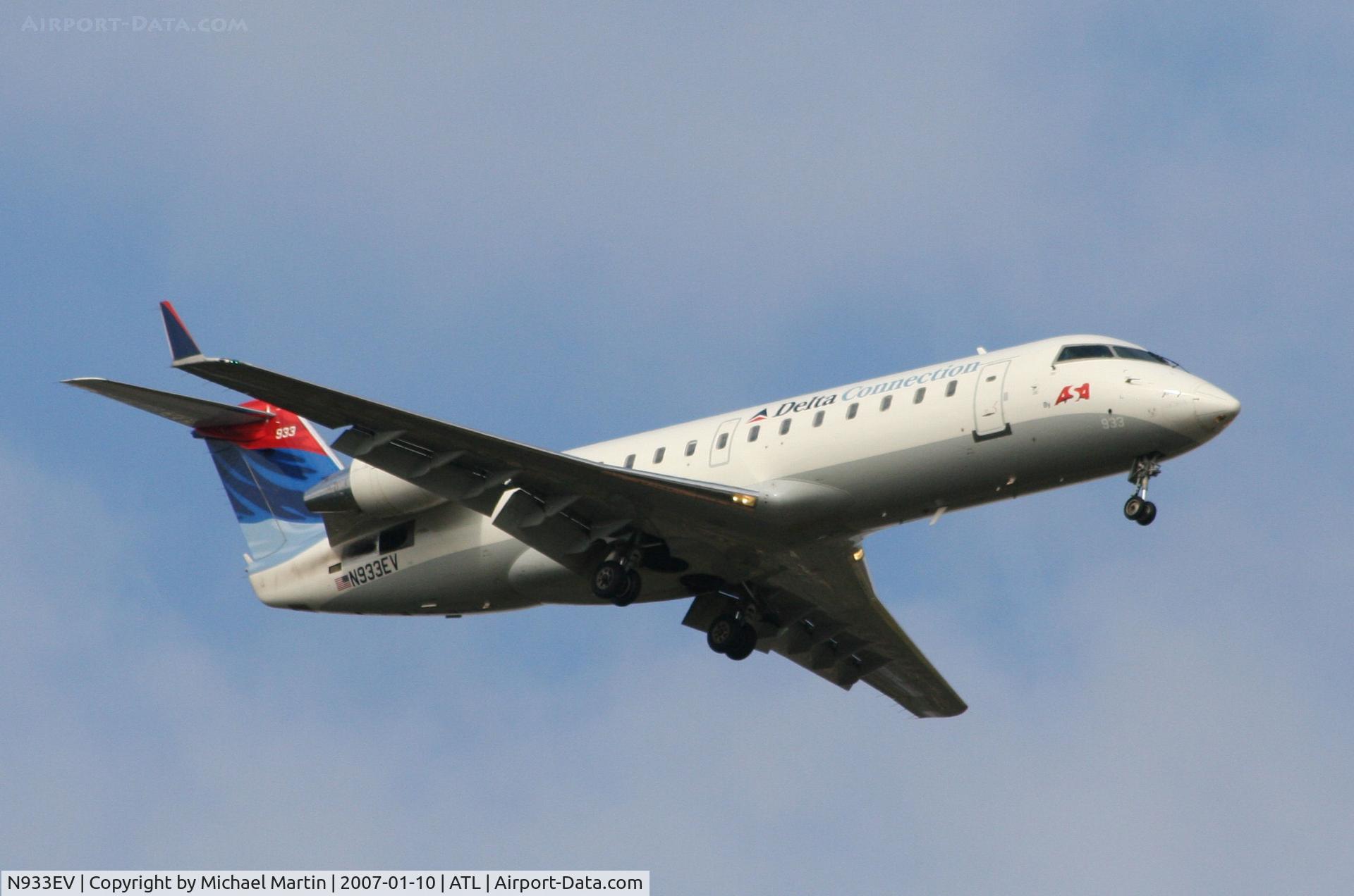 N933EV, 2005 Canadair CRJ-200ER (CL-600-2B19) C/N 8022, On final for Runway 9R