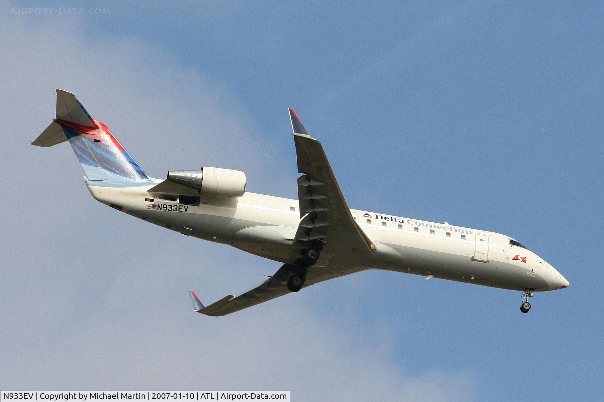 N933EV, 2005 Canadair CRJ-200ER (CL-600-2B19) C/N 8022, On final for Runway 9R