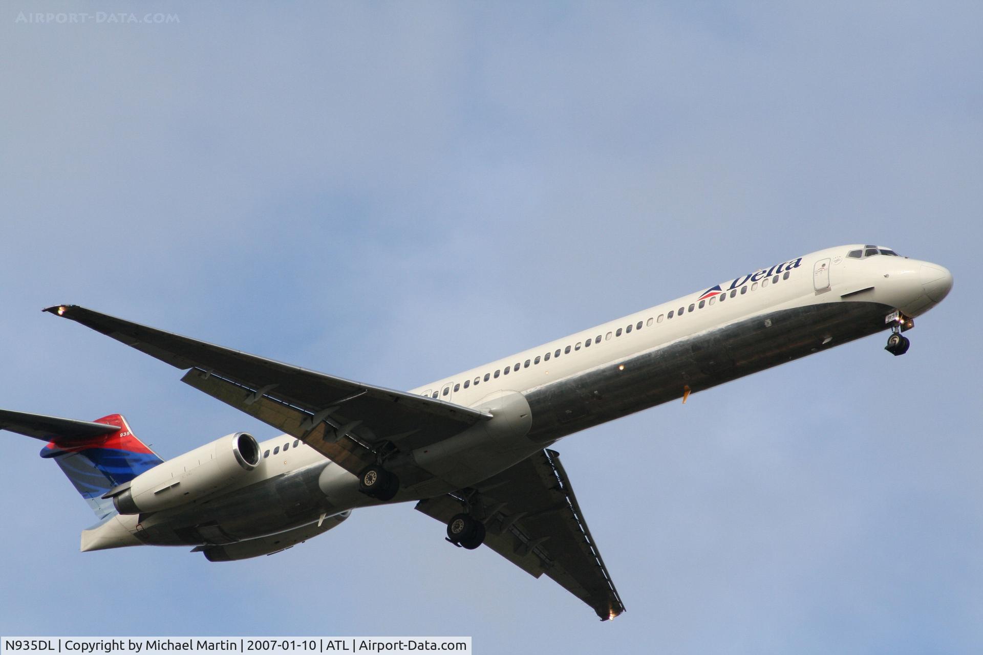 N935DL, 1989 McDonnell Douglas MD-88 C/N 49722, On final for Runway 9R