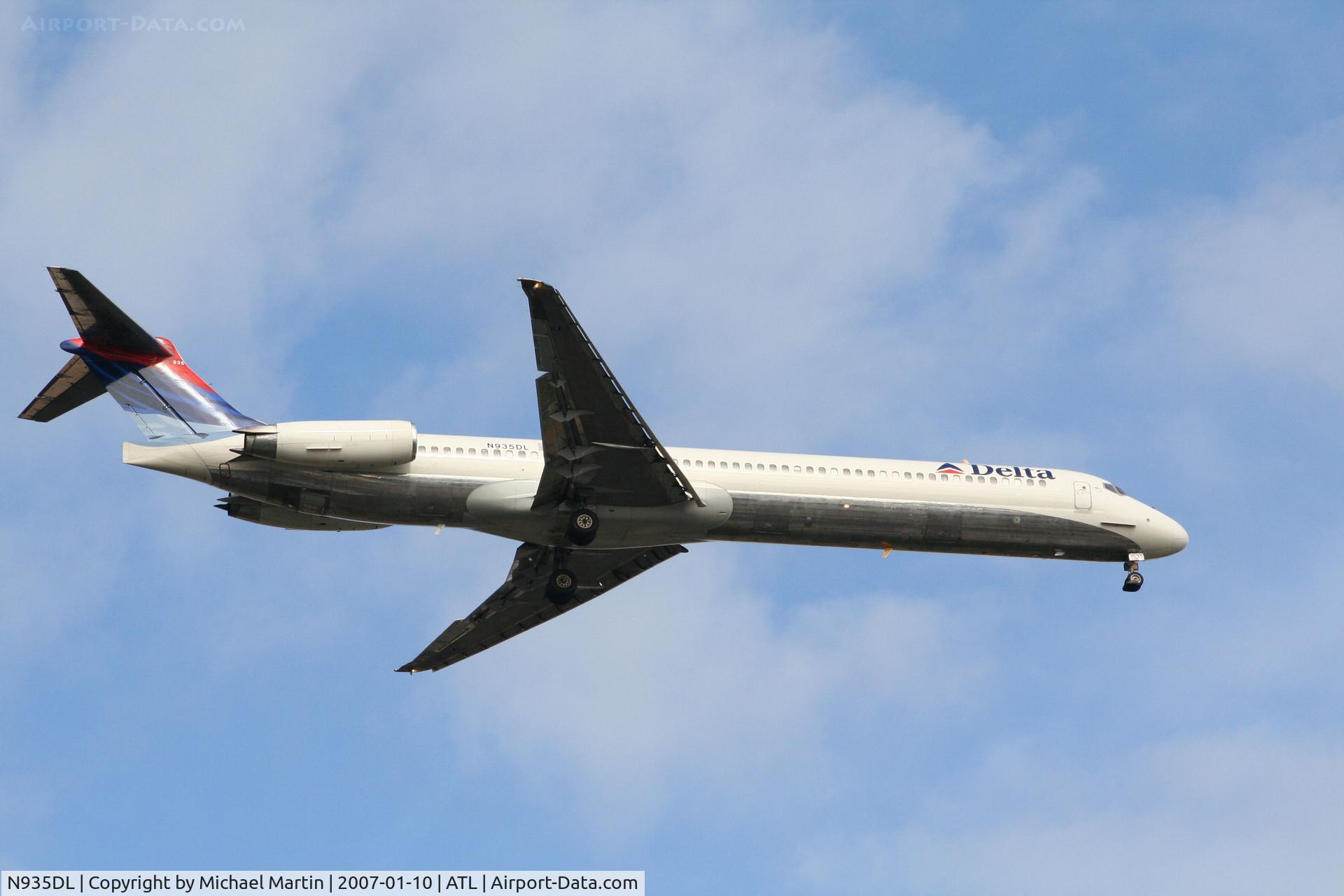 N935DL, 1989 McDonnell Douglas MD-88 C/N 49722, On final for Runway 9R