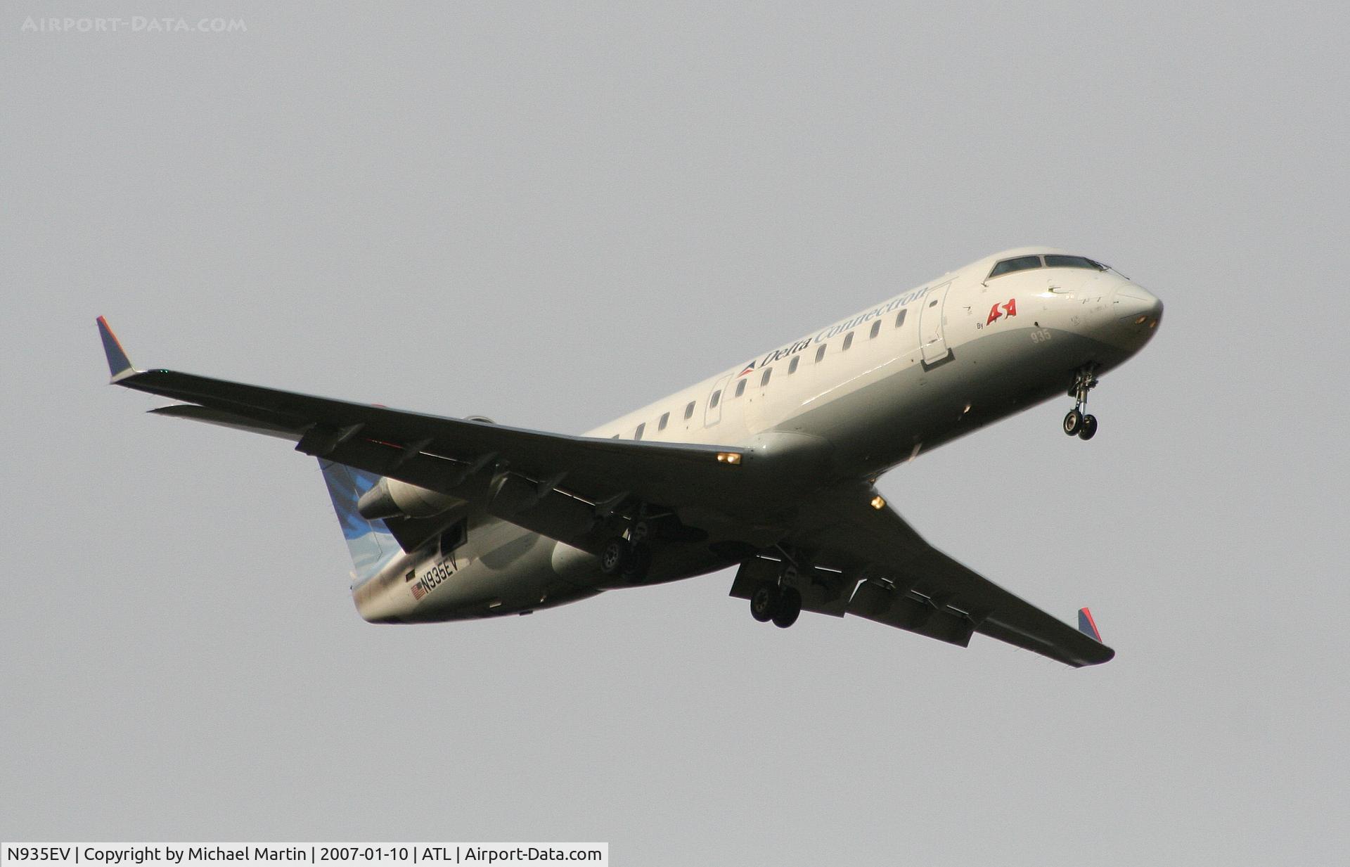 N935EV, 2005 Bombardier CRJ-200ER (CL-600-2B19) C/N 8037, On final for Runway 9R