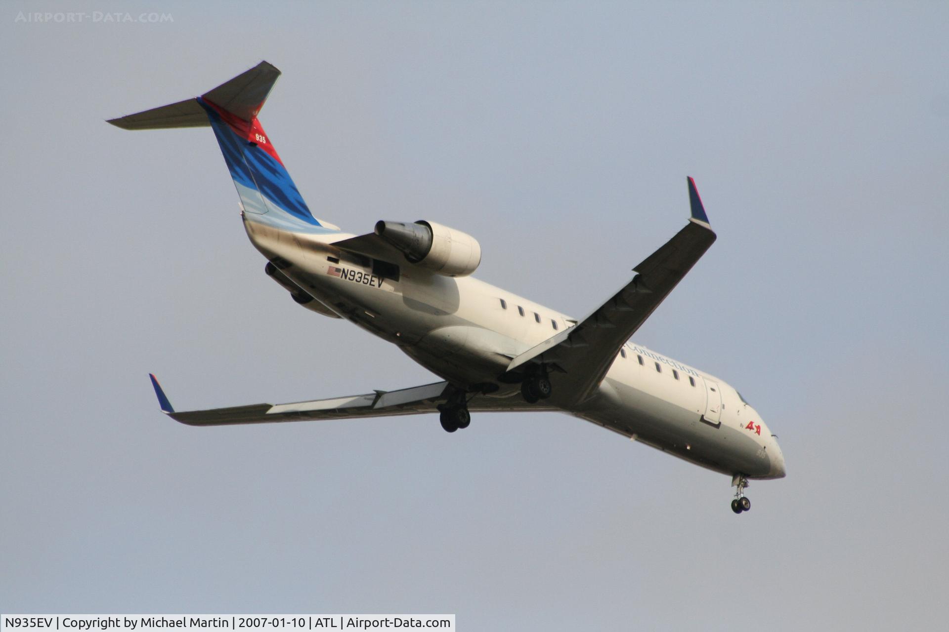 N935EV, 2005 Bombardier CRJ-200ER (CL-600-2B19) C/N 8037, Over the numbers of 9R
